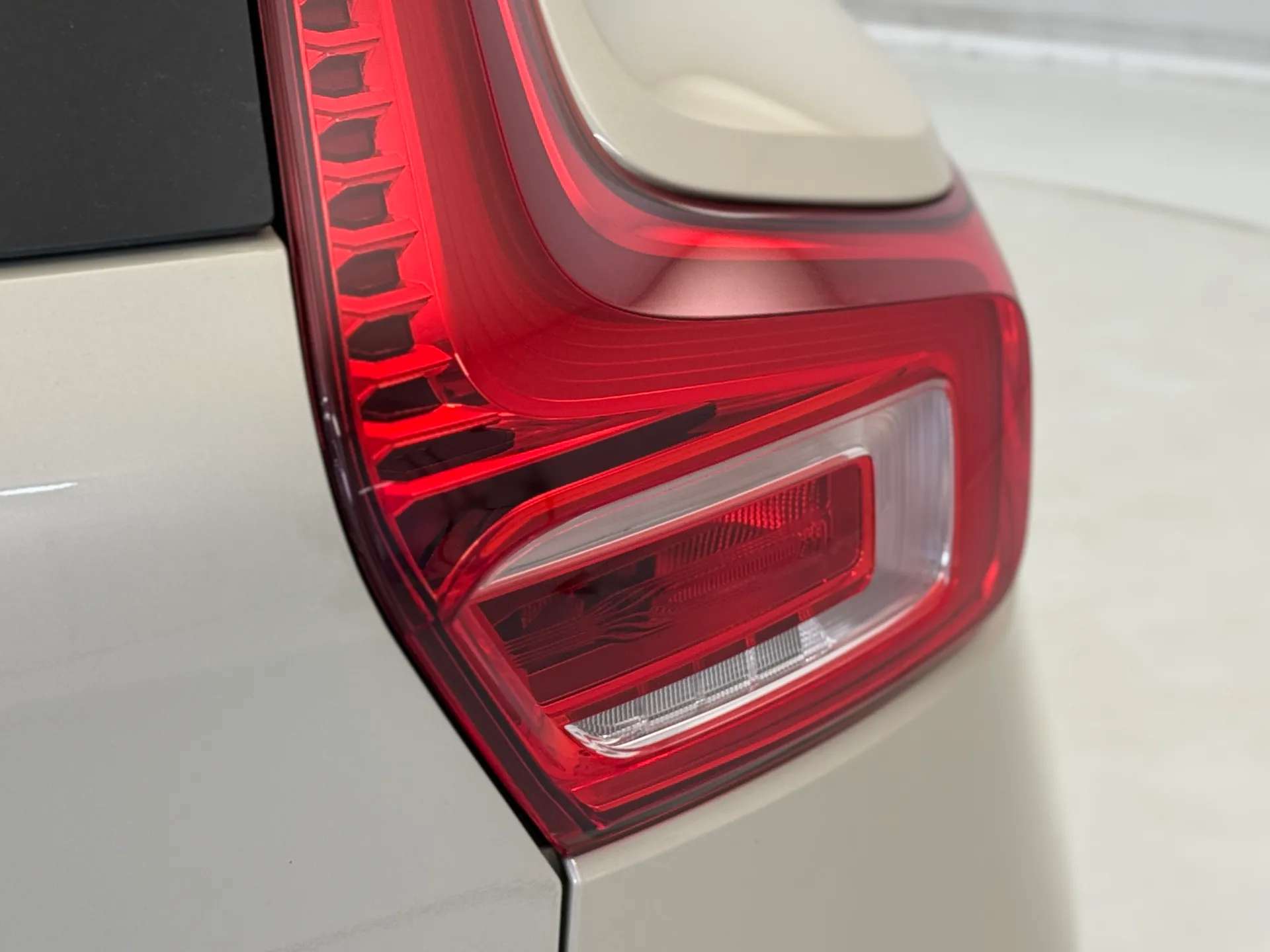 2025 VOLVO XC40 2025 VOLVO XC40