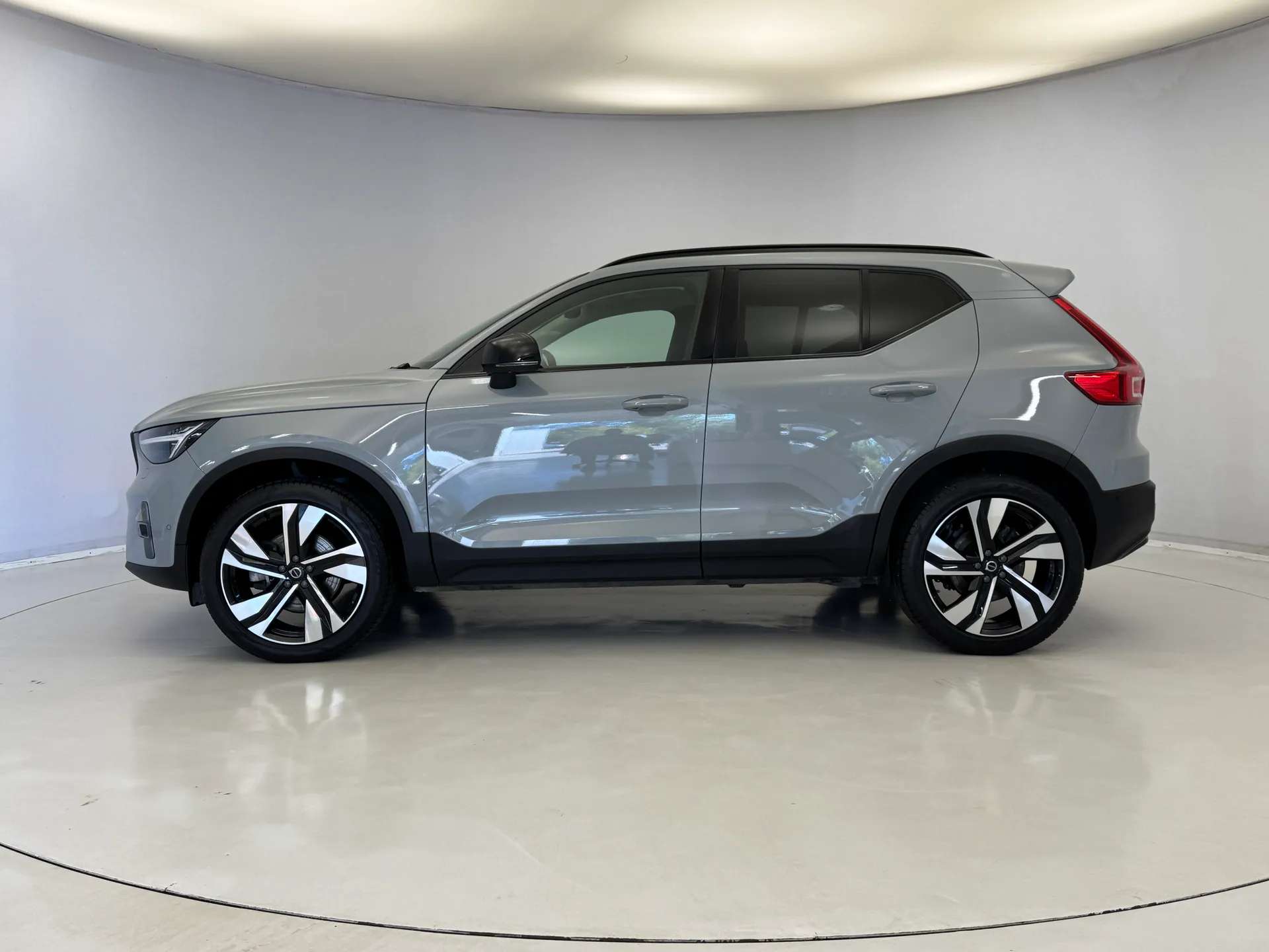 A 2025 VOLVO XC40 2.0 B4P Ultra Dark 5dr Auto A 2025 VOLVO XC40 2.0 B4P Ultra Dark 5dr Auto