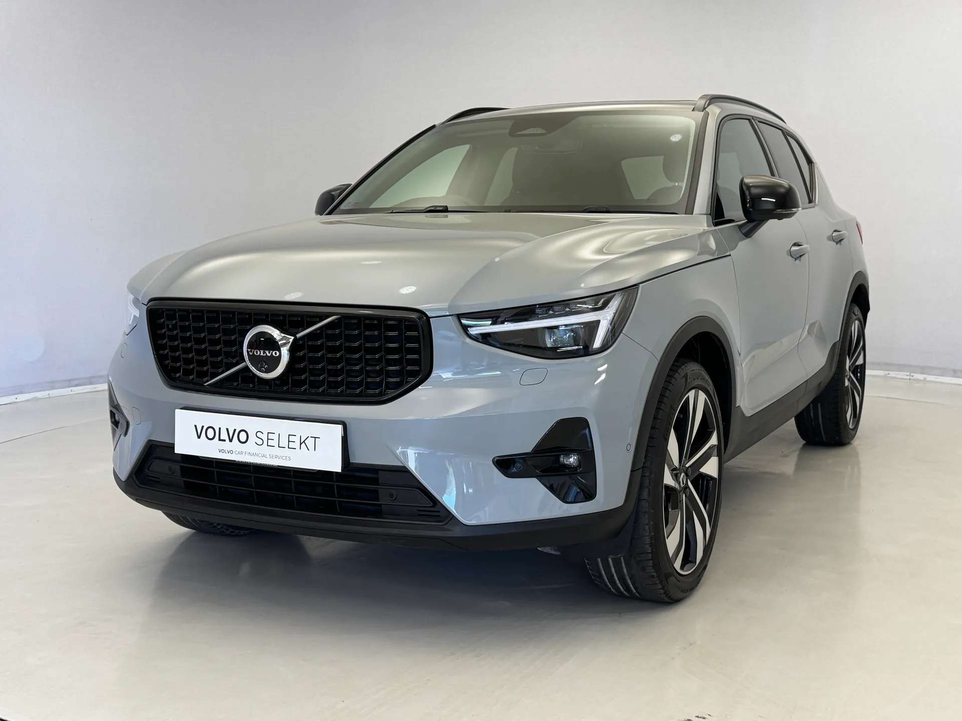 A 2025 VOLVO XC40 2.0 B4P Ultra Dark 5dr Auto A 2025 VOLVO XC40 2.0 B4P Ultra Dark 5dr Auto