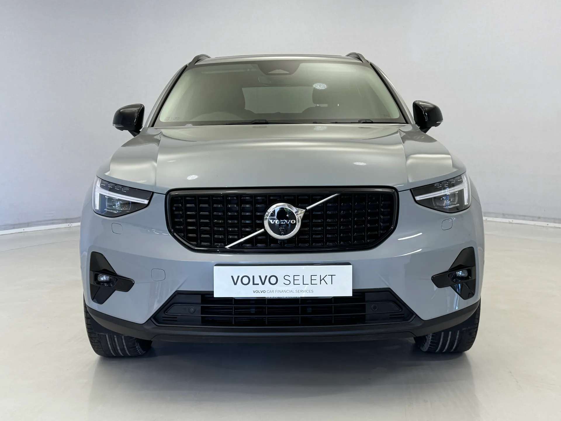 A 2025 VOLVO XC40 2.0 B4P Ultra Dark 5dr Auto A 2025 VOLVO XC40 2.0 B4P Ultra Dark 5dr Auto