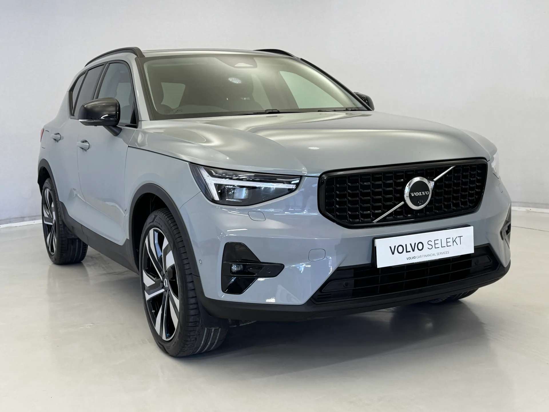 A 2025 VOLVO XC40 2.0 B4P Ultra Dark 5dr Auto A 2025 VOLVO XC40 2.0 B4P Ultra Dark 5dr Auto