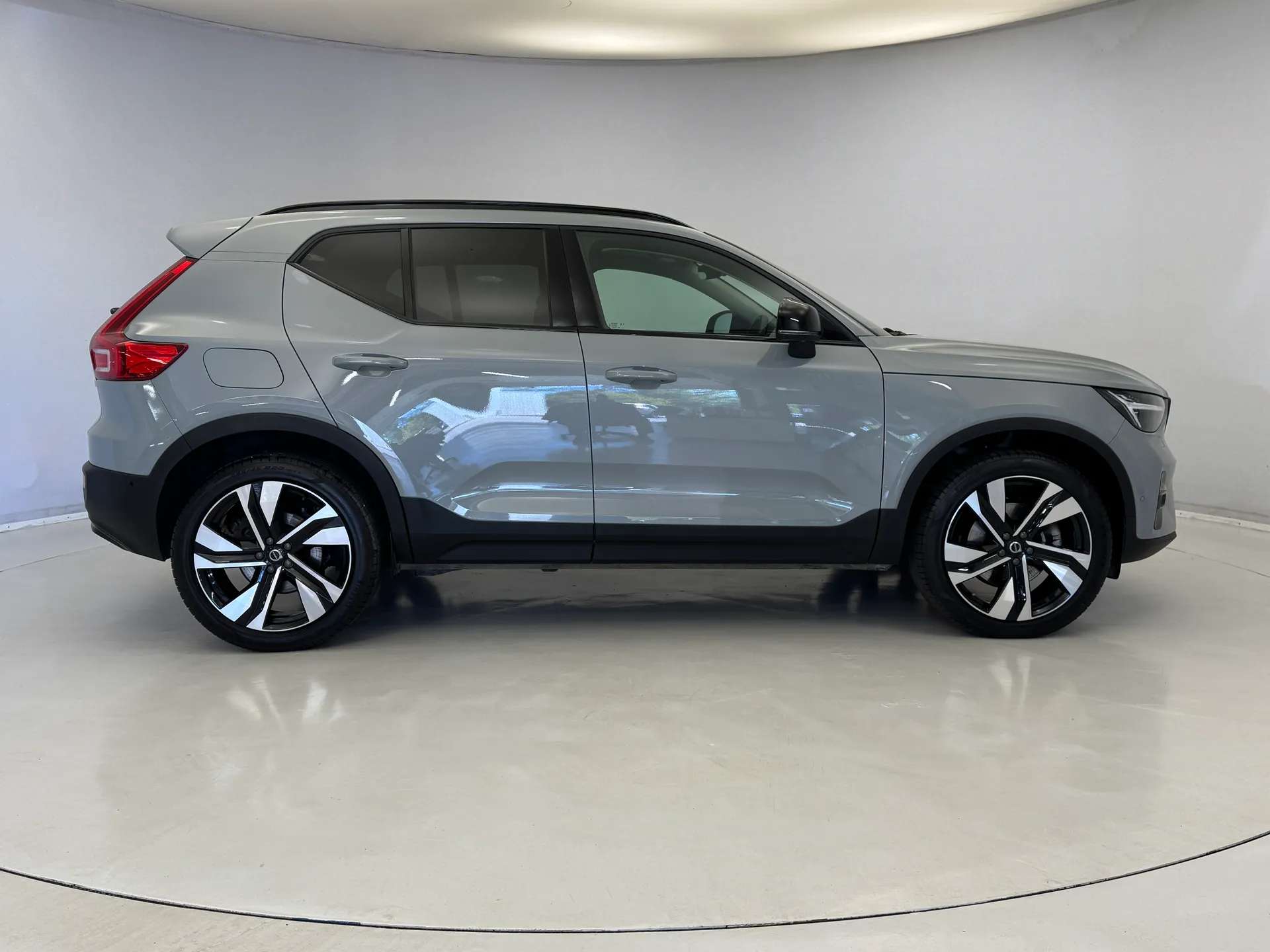2025 VOLVO XC40 2025 VOLVO XC40