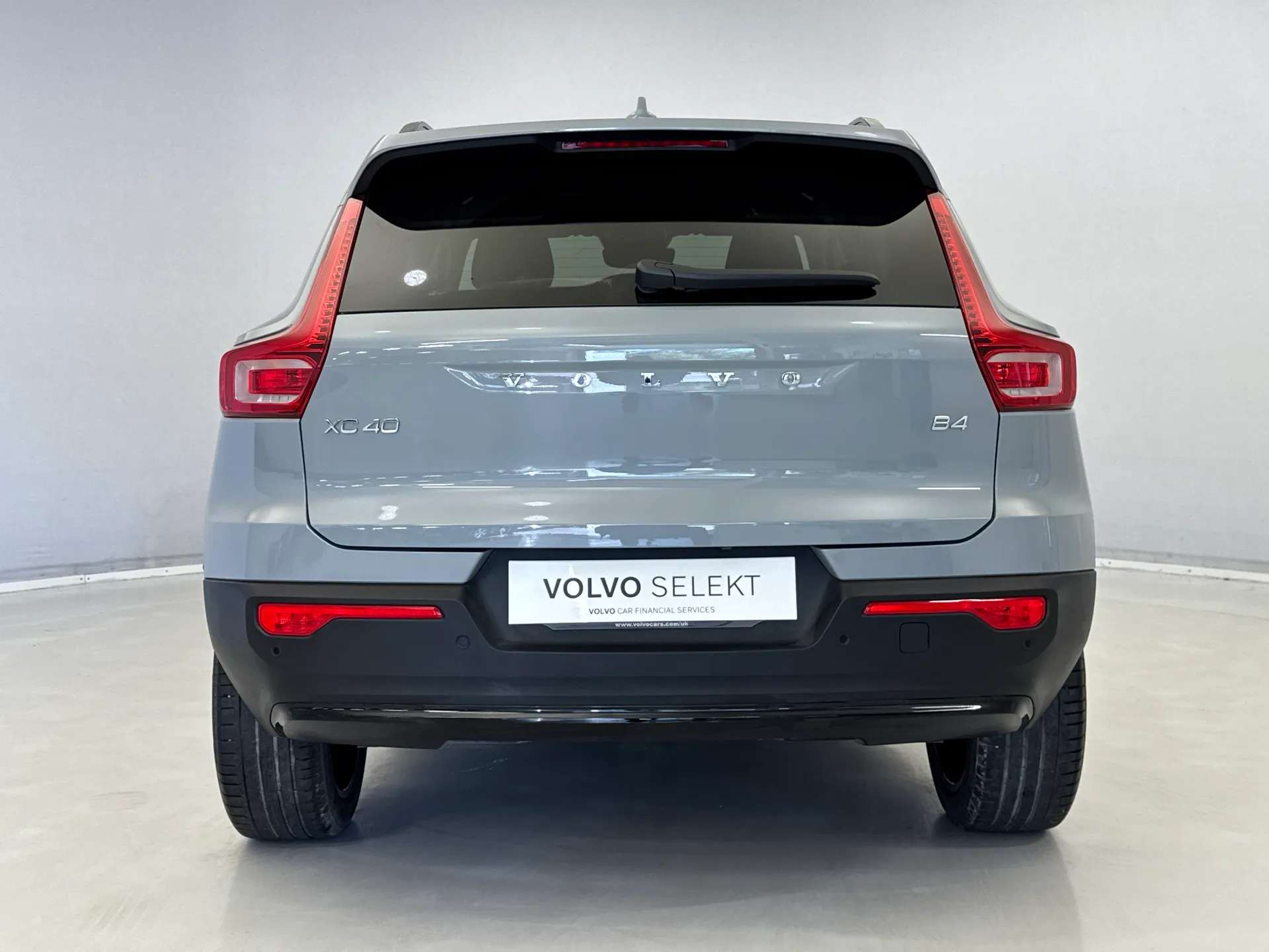 2025 VOLVO XC40 2025 VOLVO XC40