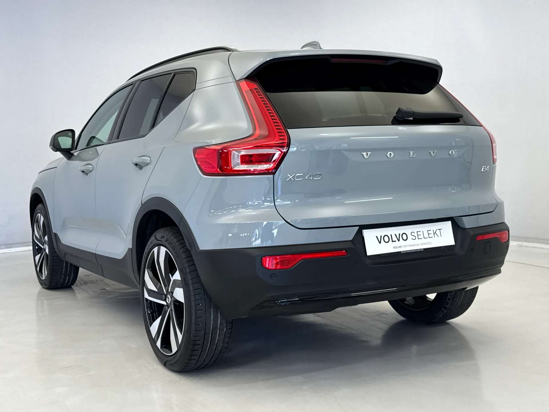 2025 VOLVO XC40 2025 VOLVO XC40