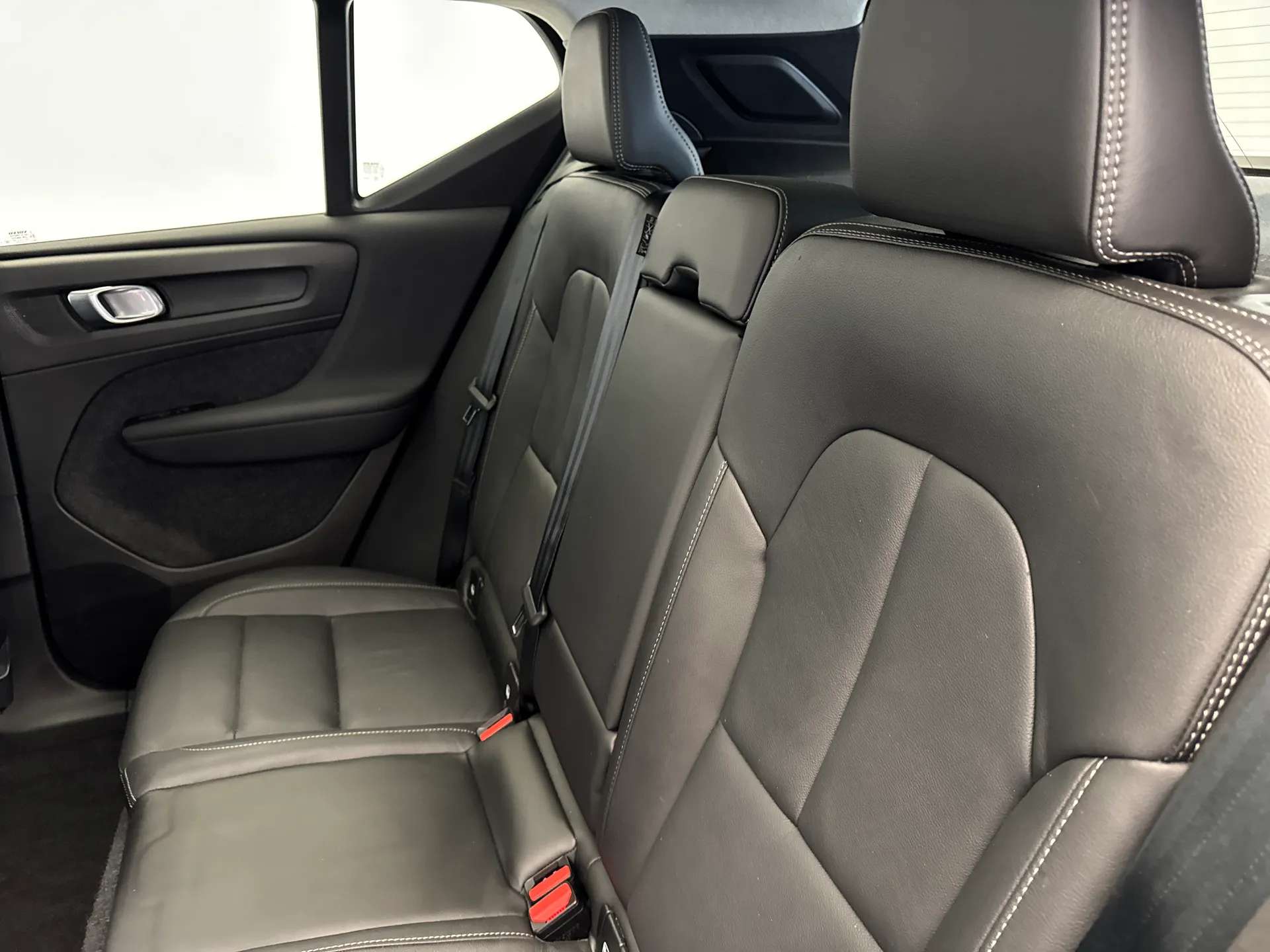 2025 VOLVO XC40 2025 VOLVO XC40