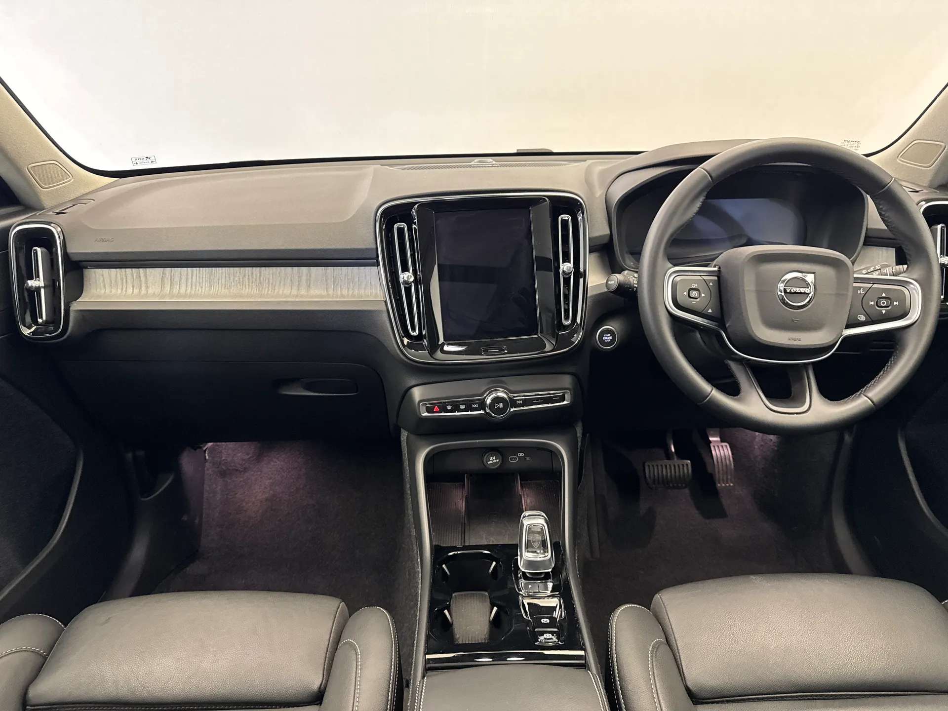 2025 VOLVO XC40 2025 VOLVO XC40