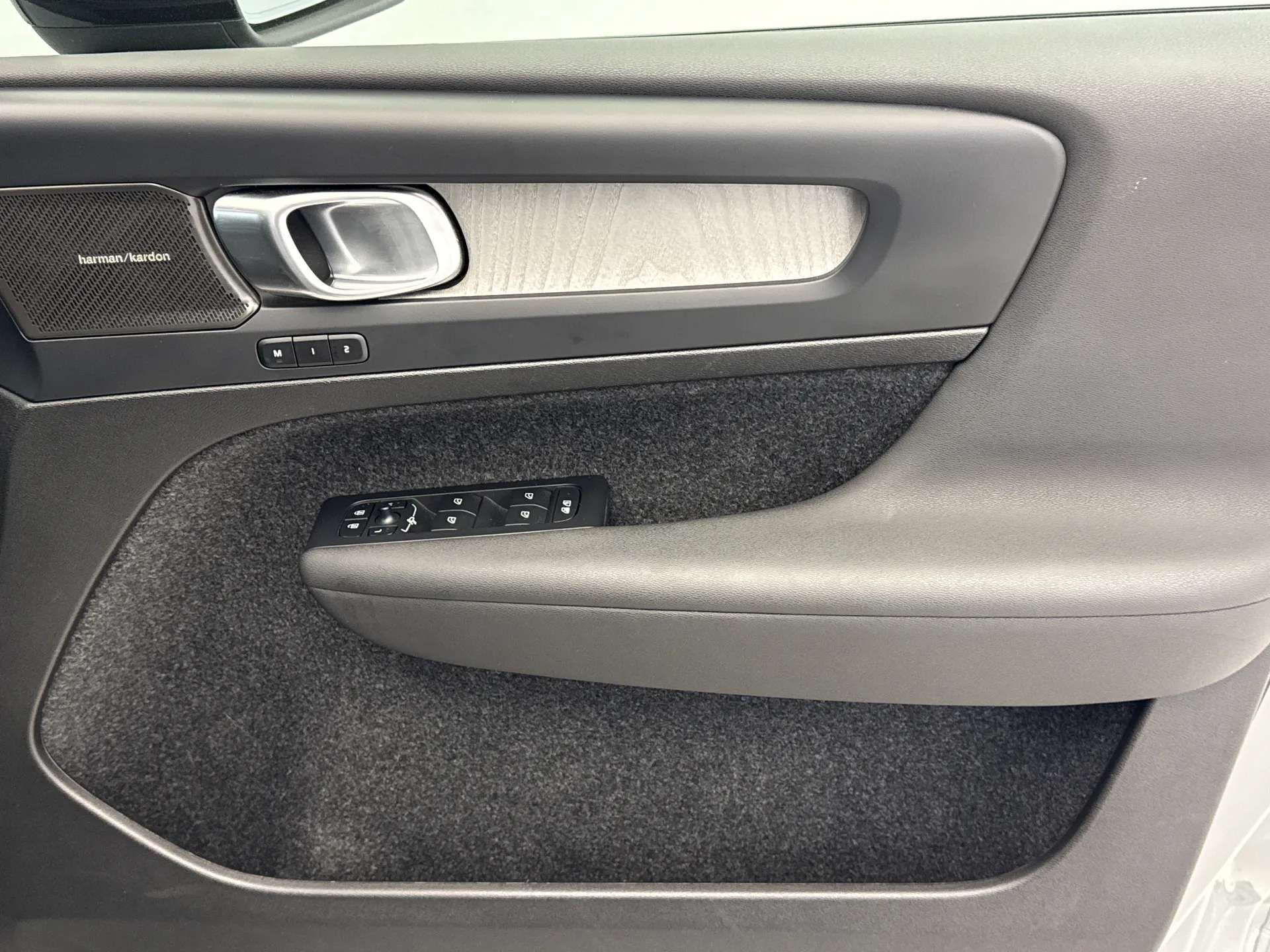 2025 VOLVO XC40 2025 VOLVO XC40