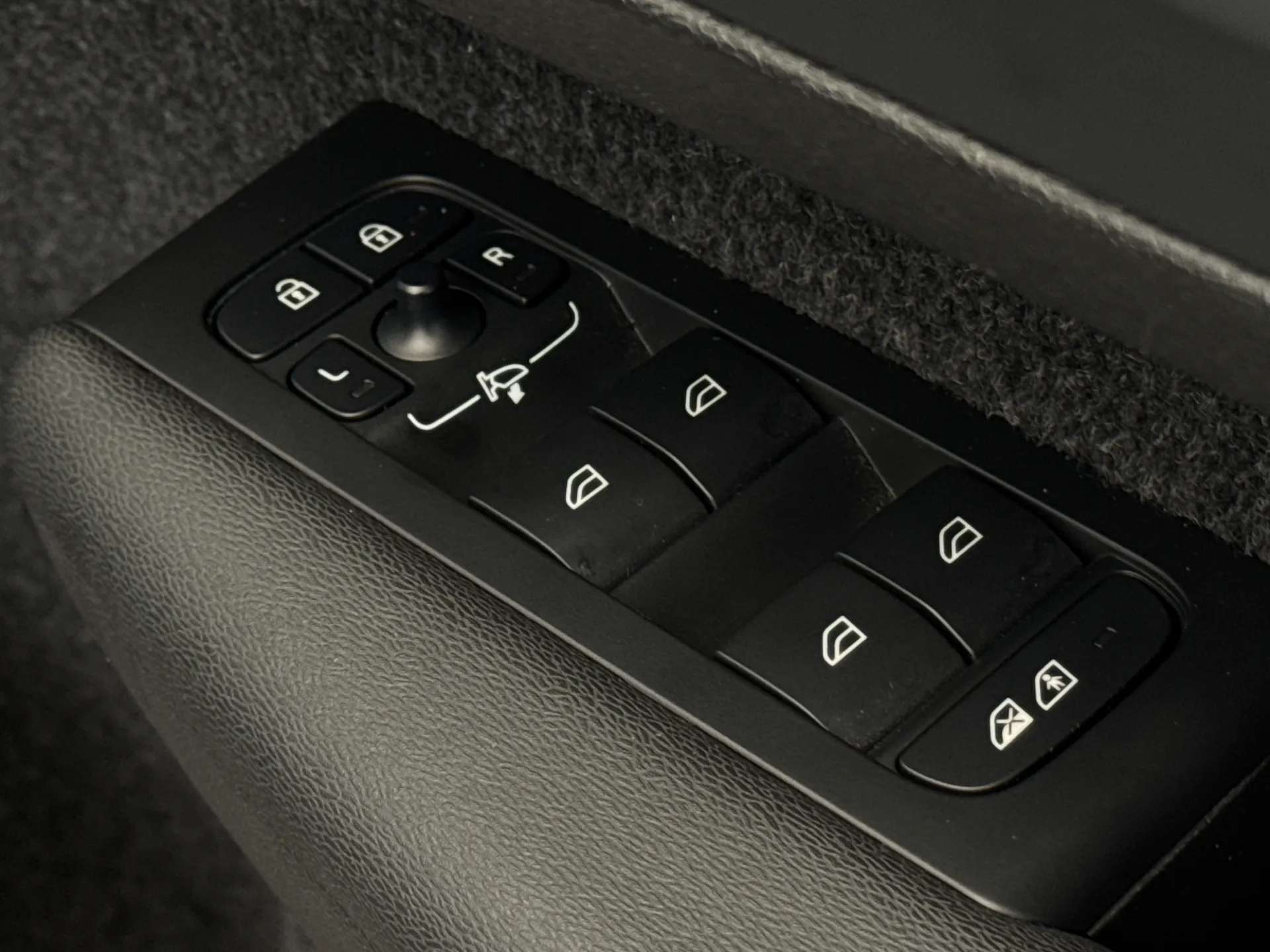 2025 VOLVO XC40 2025 VOLVO XC40