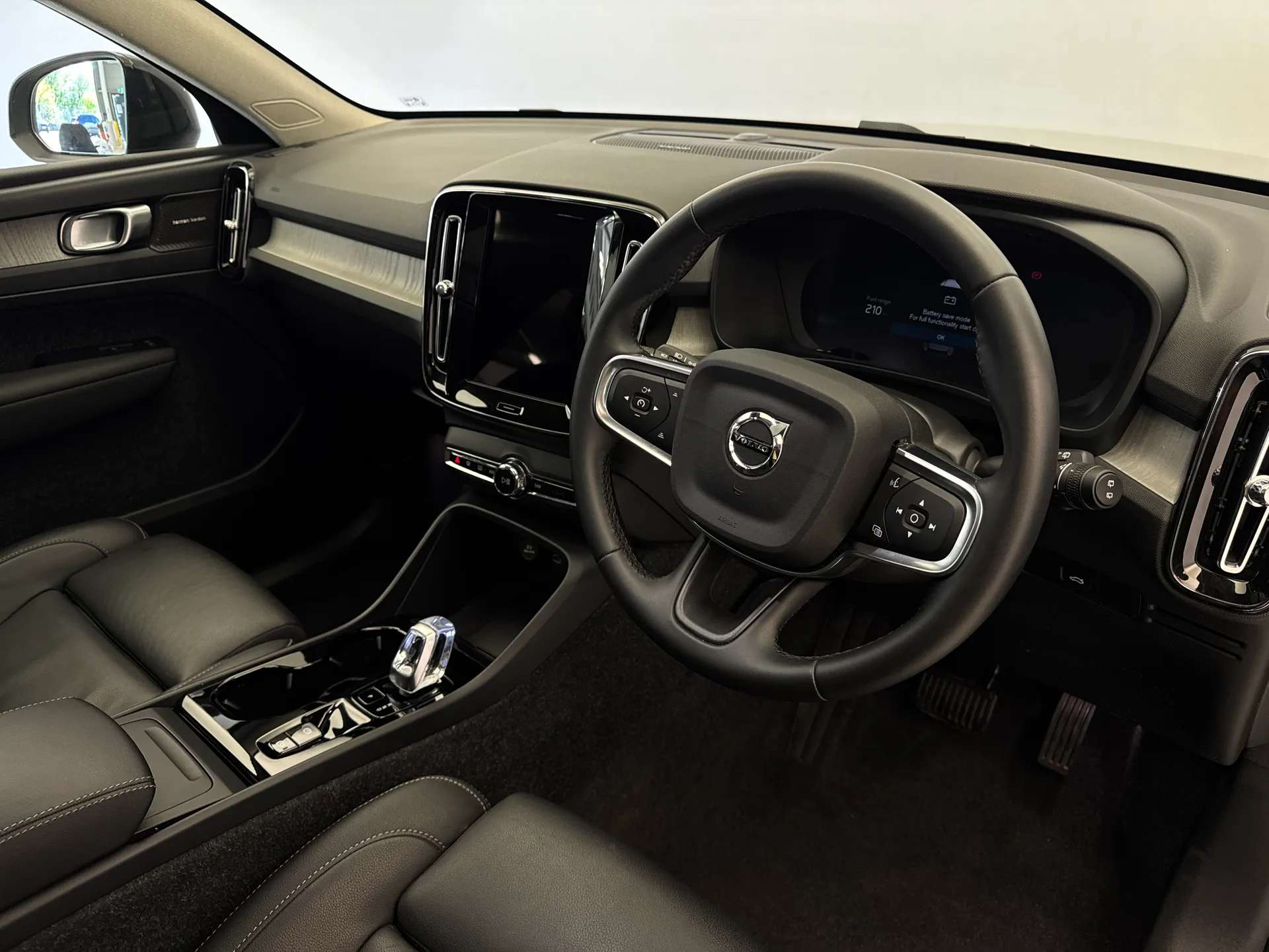 2025 VOLVO XC40 2025 VOLVO XC40