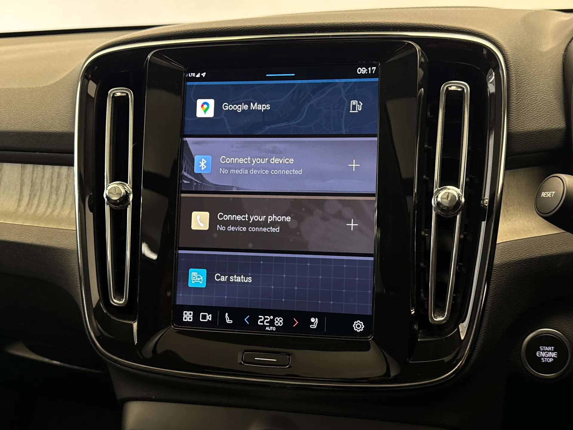 2025 VOLVO XC40 2025 VOLVO XC40