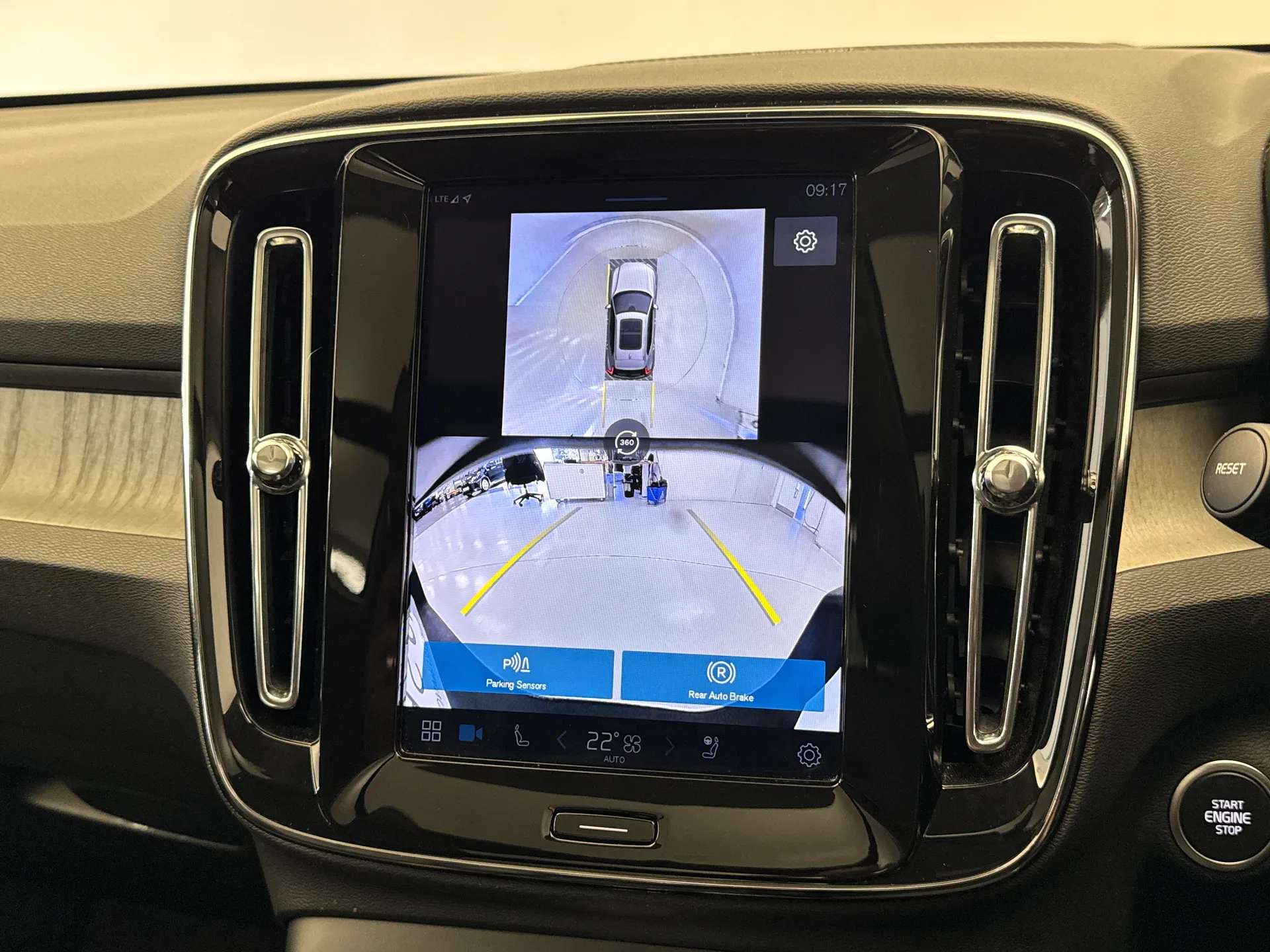 2025 VOLVO XC40 2025 VOLVO XC40