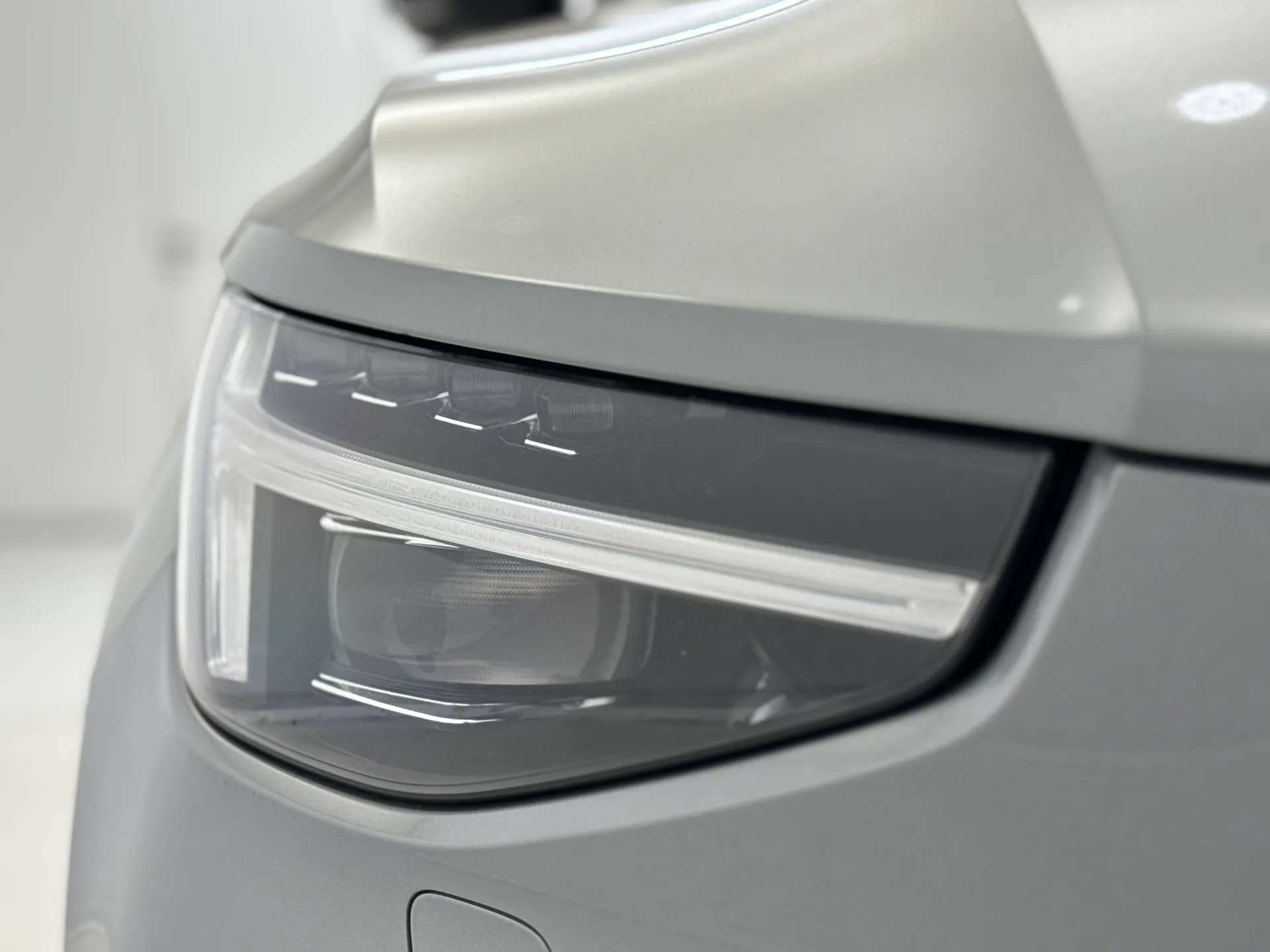 2025 VOLVO XC40 2025 VOLVO XC40