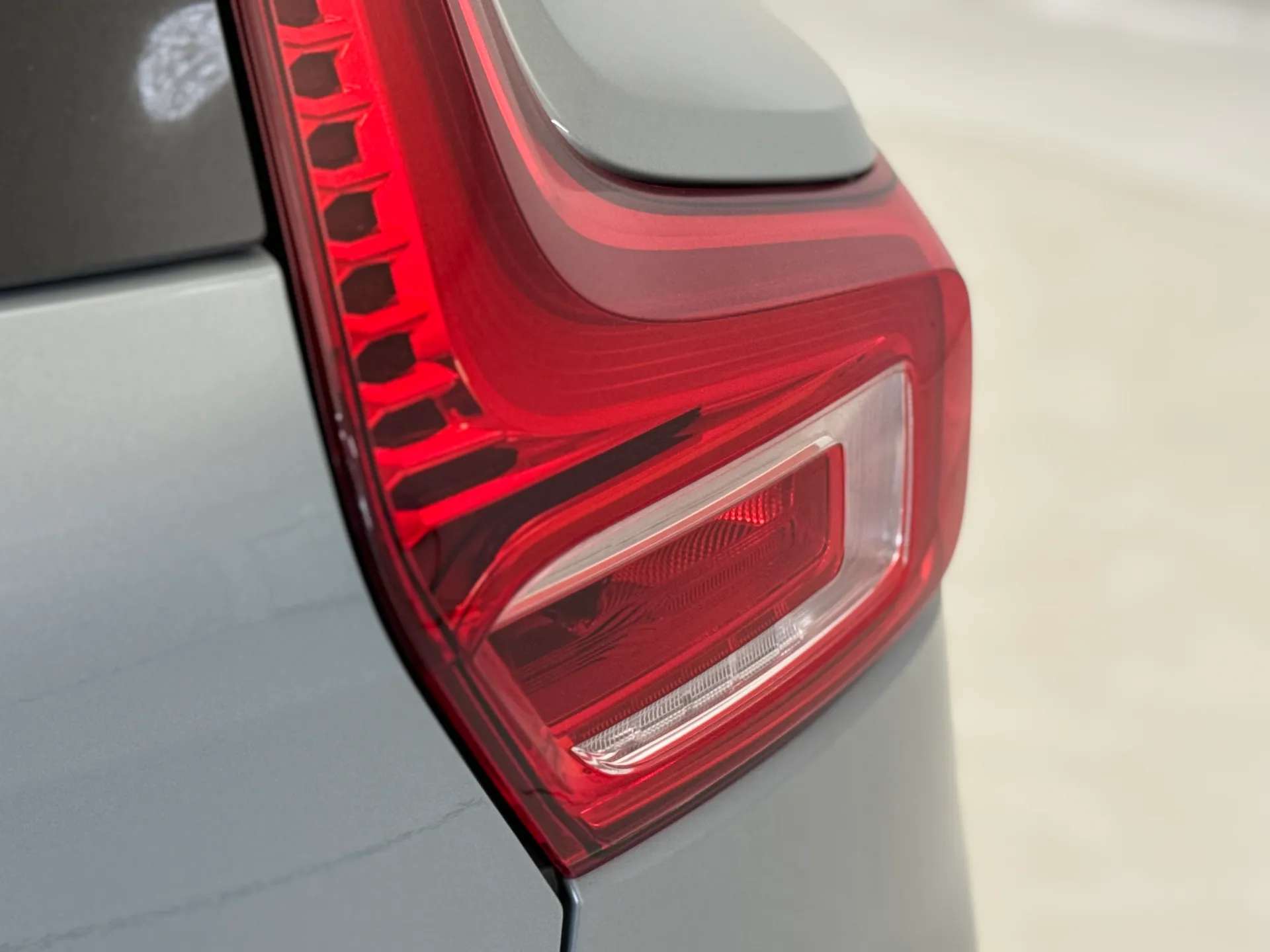 2025 VOLVO XC40 2025 VOLVO XC40