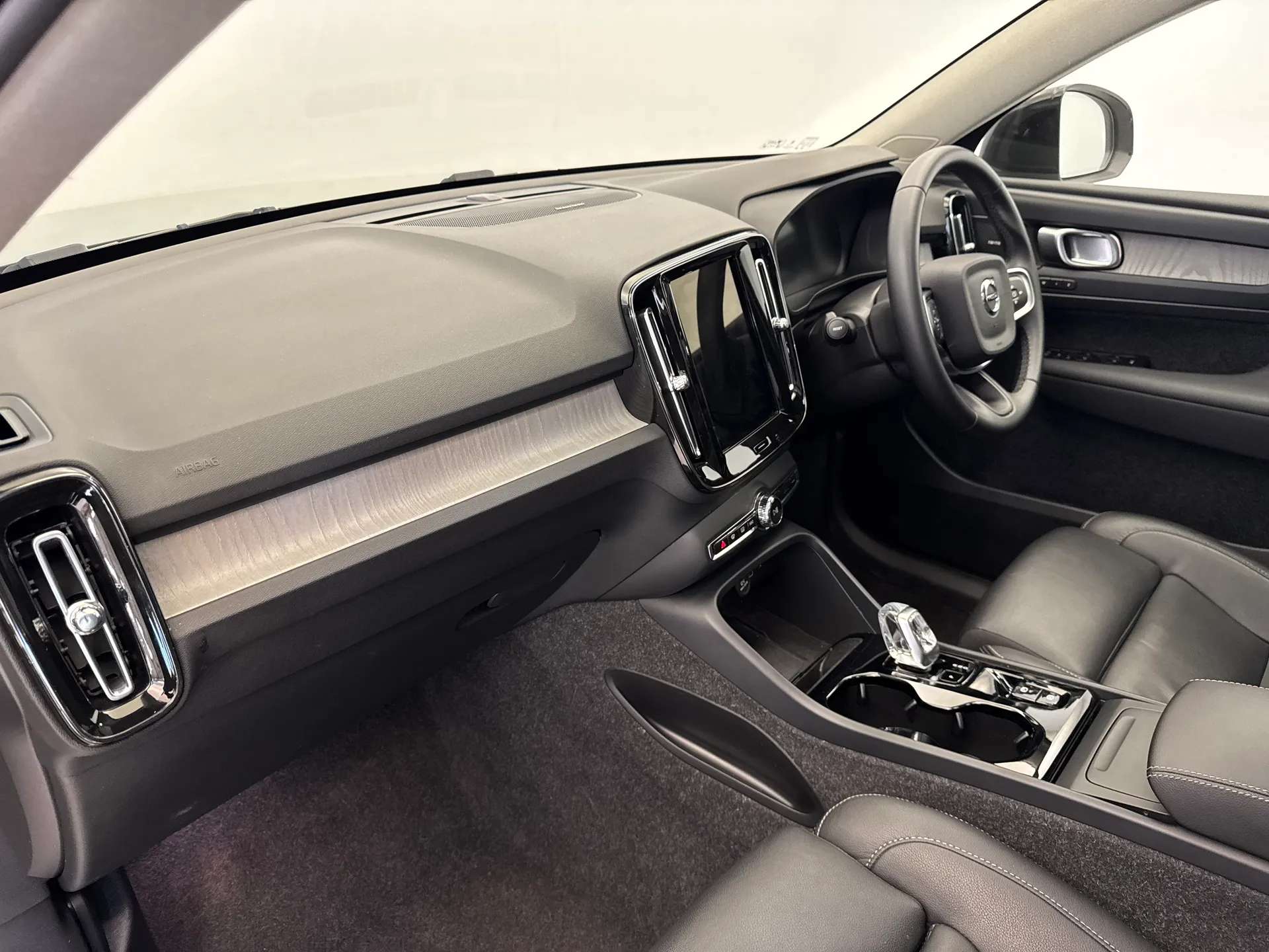 2025 VOLVO XC40 2025 VOLVO XC40