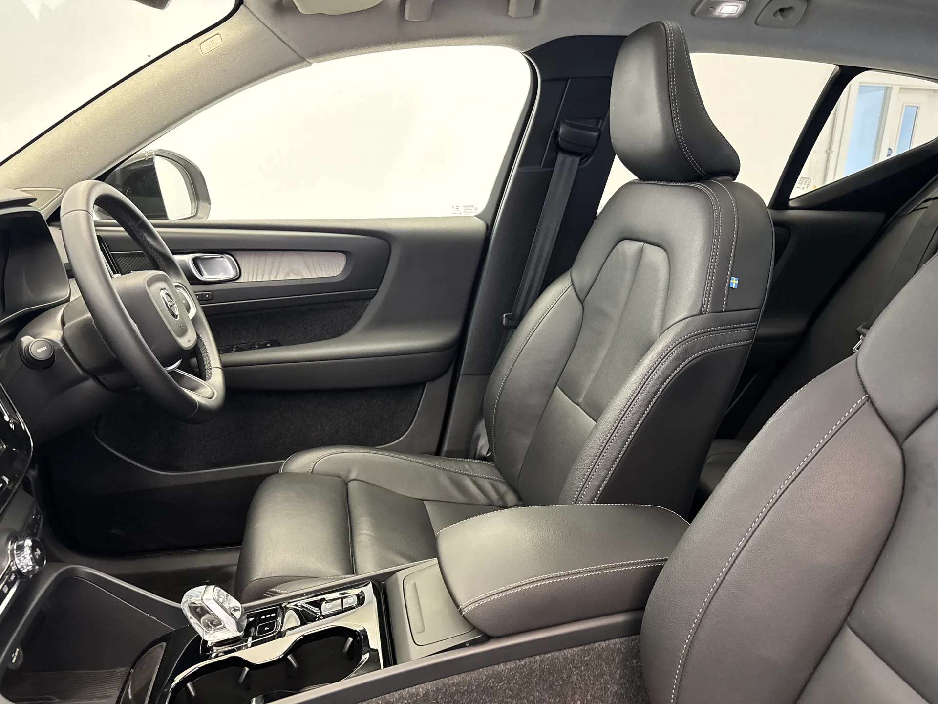 2025 VOLVO XC40 2025 VOLVO XC40