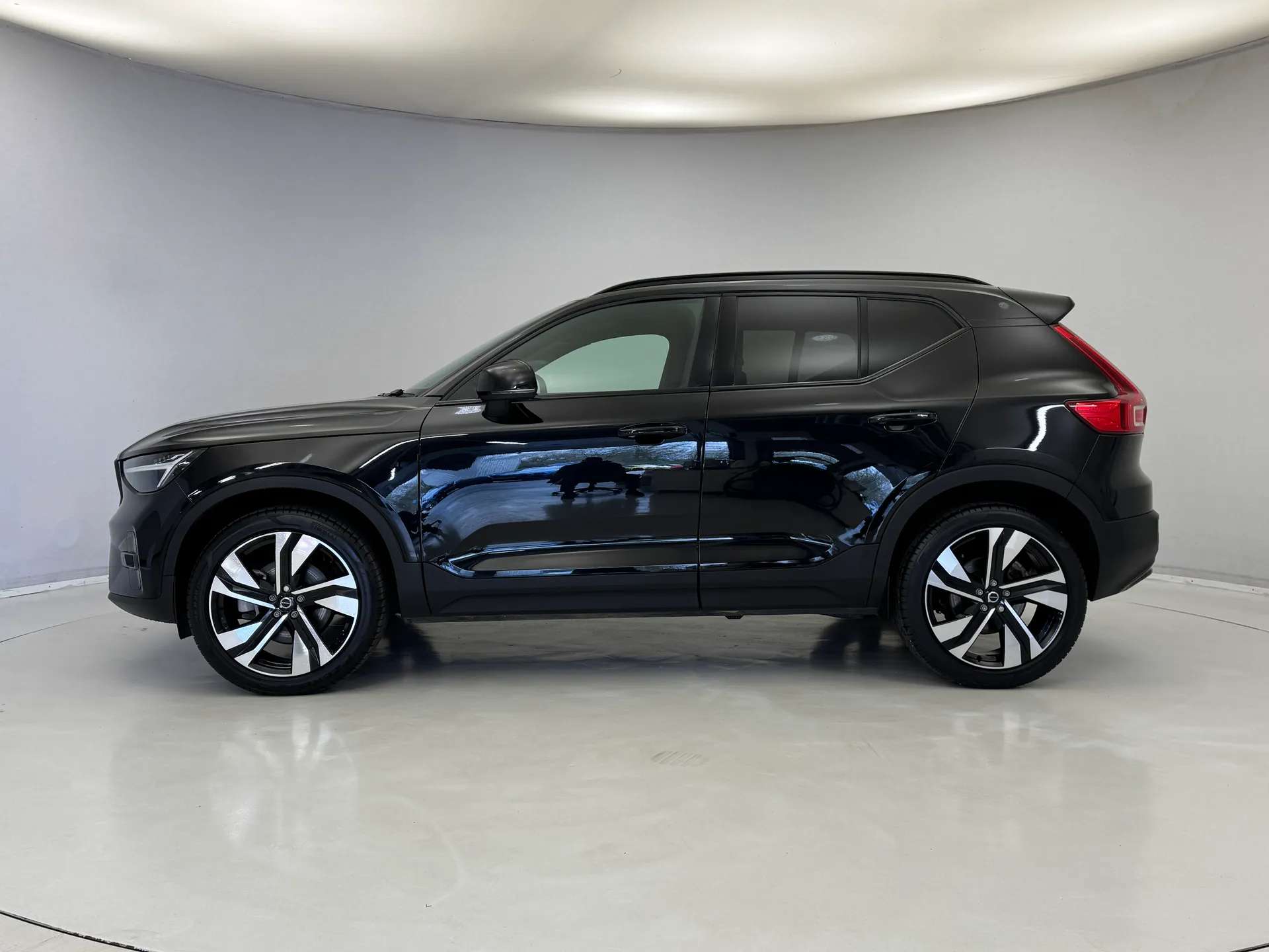 A 2025 VOLVO XC40 2.0 B3P Plus Dark 5dr Auto A 2025 VOLVO XC40 2.0 B3P Plus Dark 5dr Auto