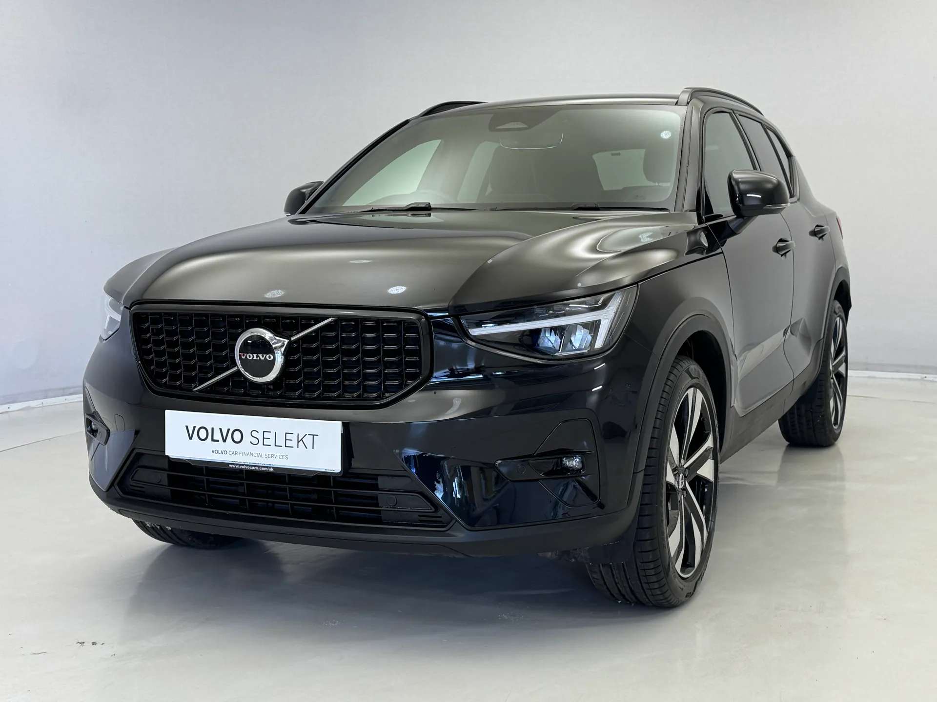 A 2025 VOLVO XC40 2.0 B3P Plus Dark 5dr Auto A 2025 VOLVO XC40 2.0 B3P Plus Dark 5dr Auto
