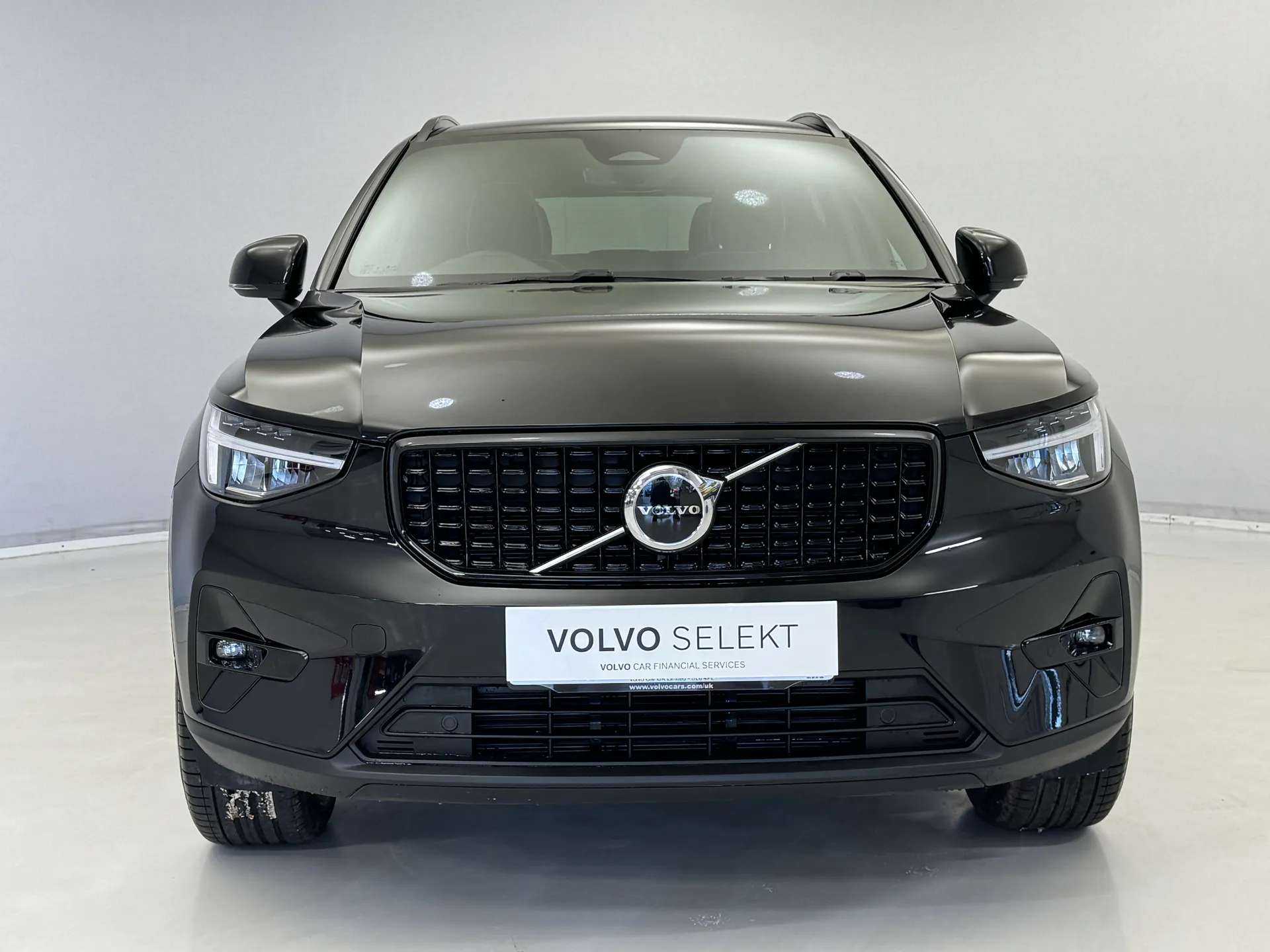 A 2025 VOLVO XC40 2.0 B3P Plus Dark 5dr Auto A 2025 VOLVO XC40 2.0 B3P Plus Dark 5dr Auto