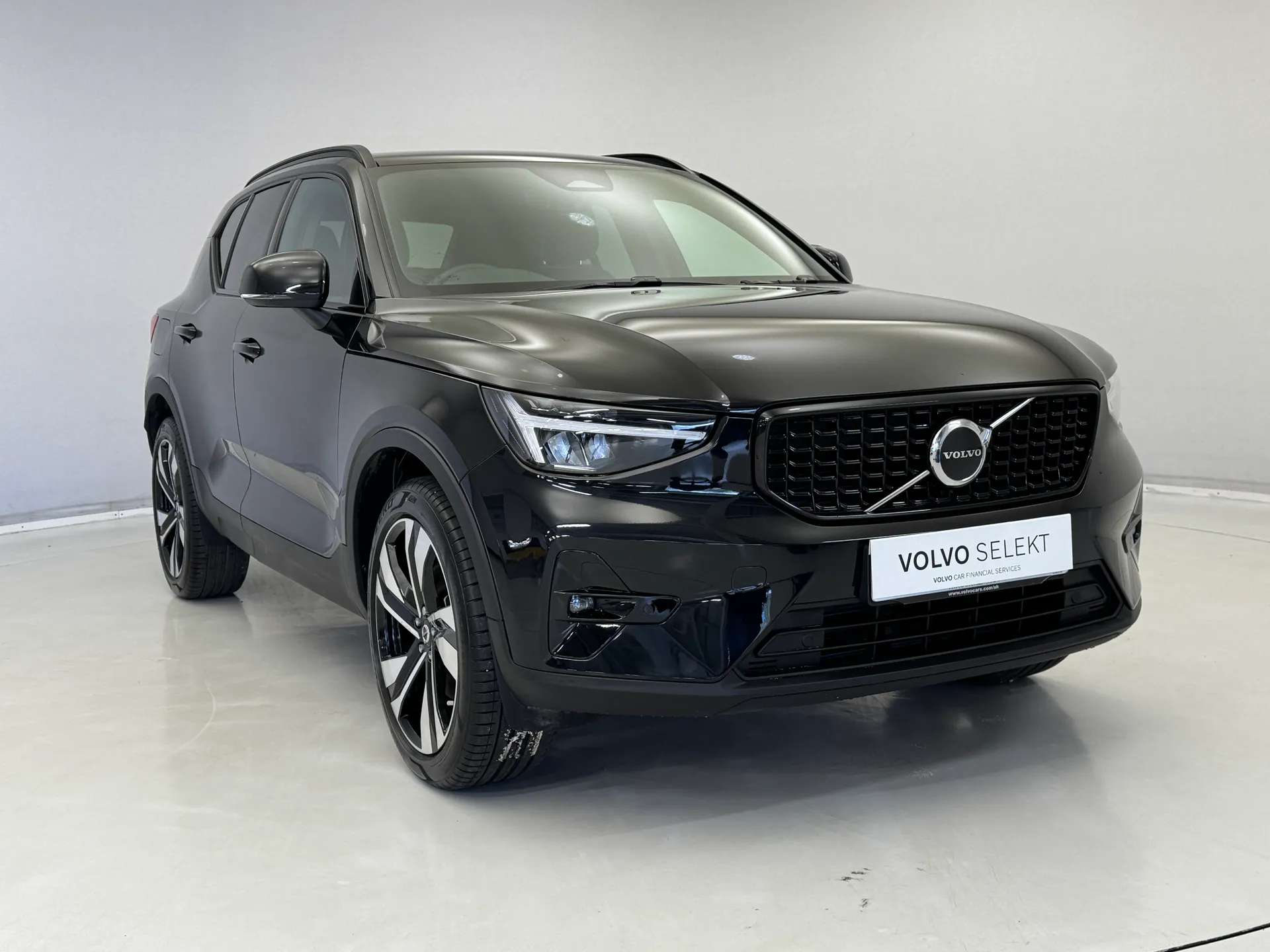 A 2025 VOLVO XC40 2.0 B3P Plus Dark 5dr Auto A 2025 VOLVO XC40 2.0 B3P Plus Dark 5dr Auto