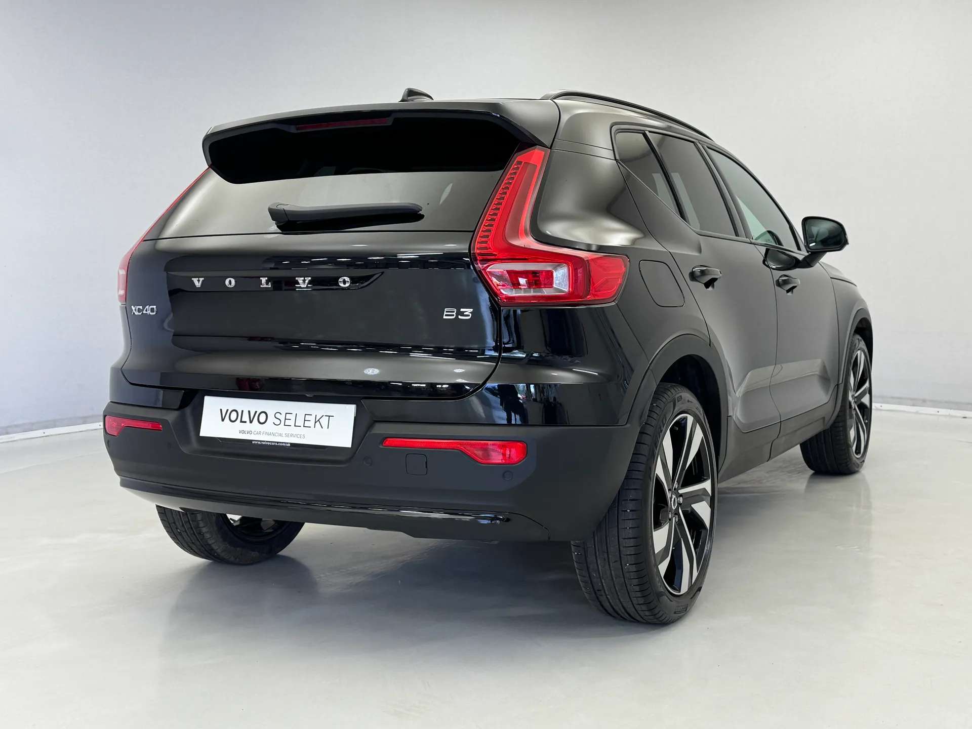 2025 VOLVO XC40 2025 VOLVO XC40