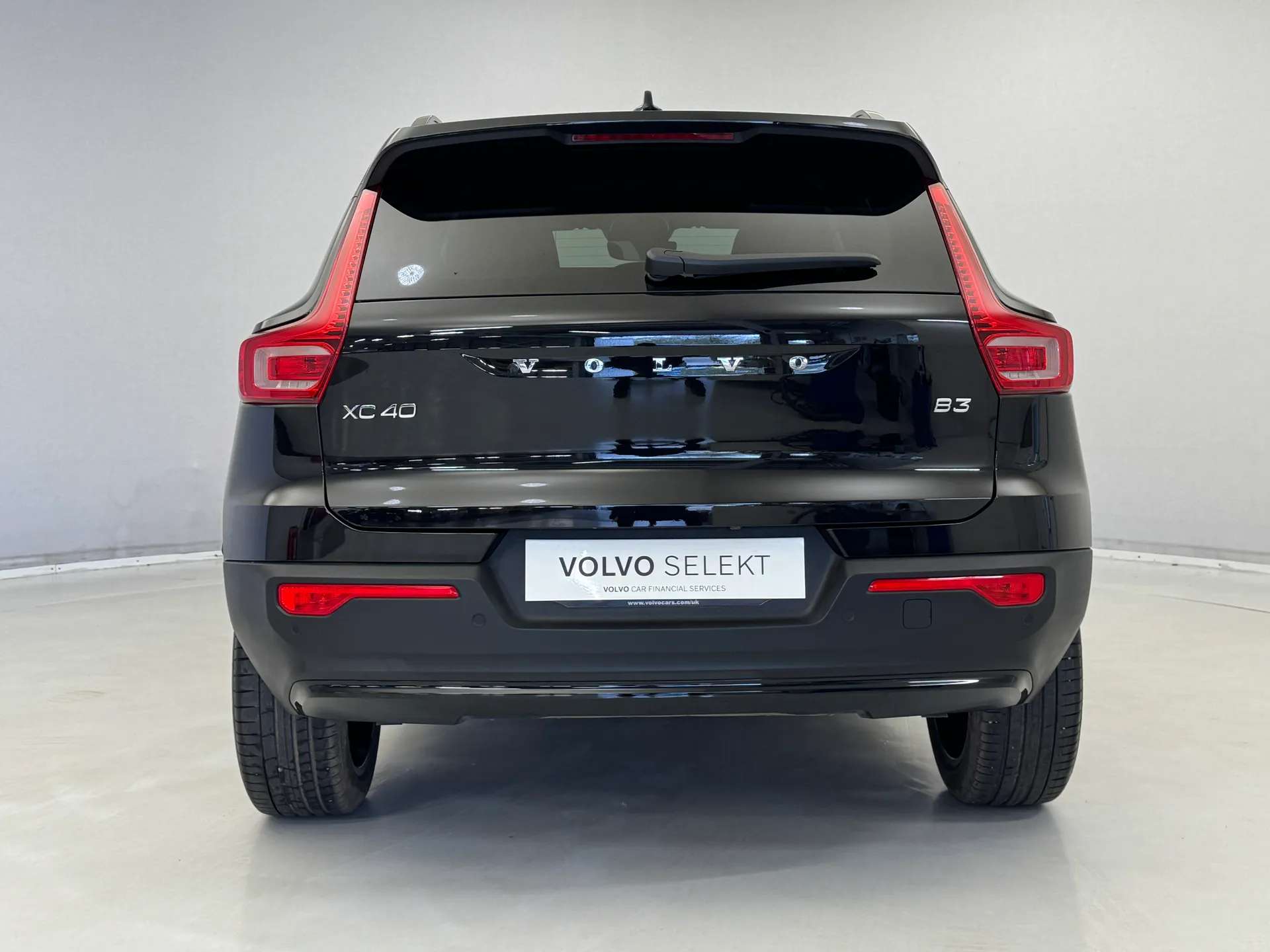 2025 VOLVO XC40 2025 VOLVO XC40