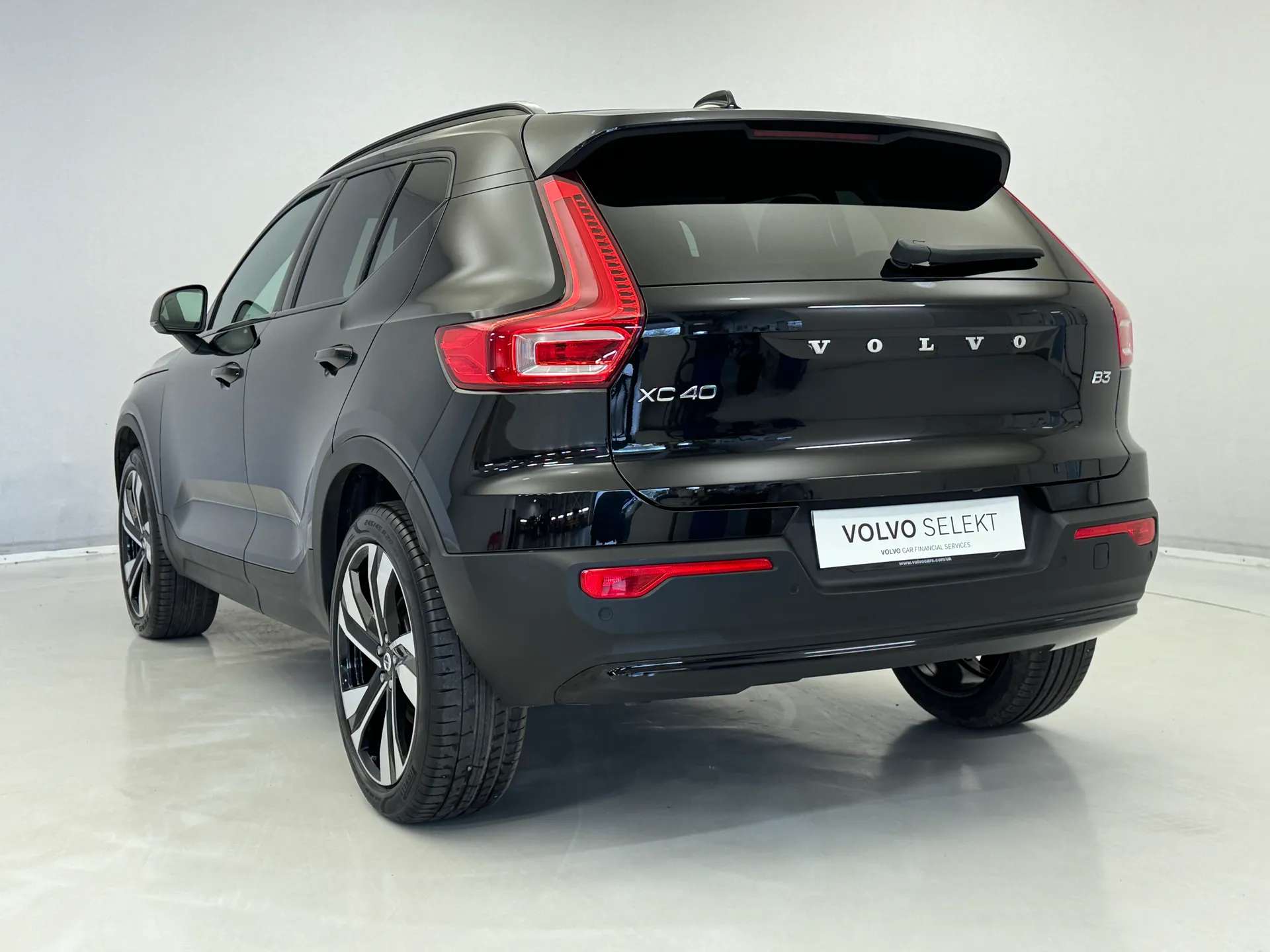 2025 VOLVO XC40 2025 VOLVO XC40