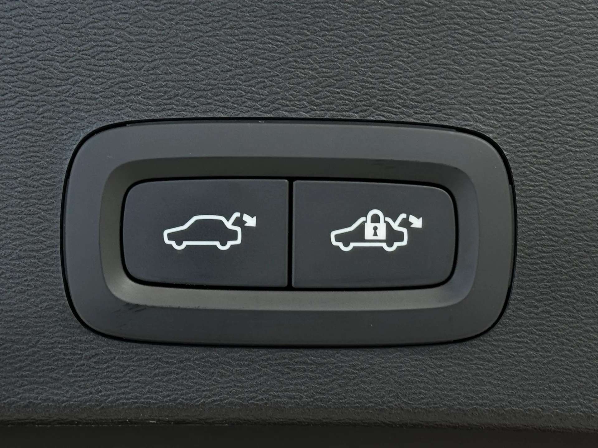 2025 VOLVO XC40 2025 VOLVO XC40