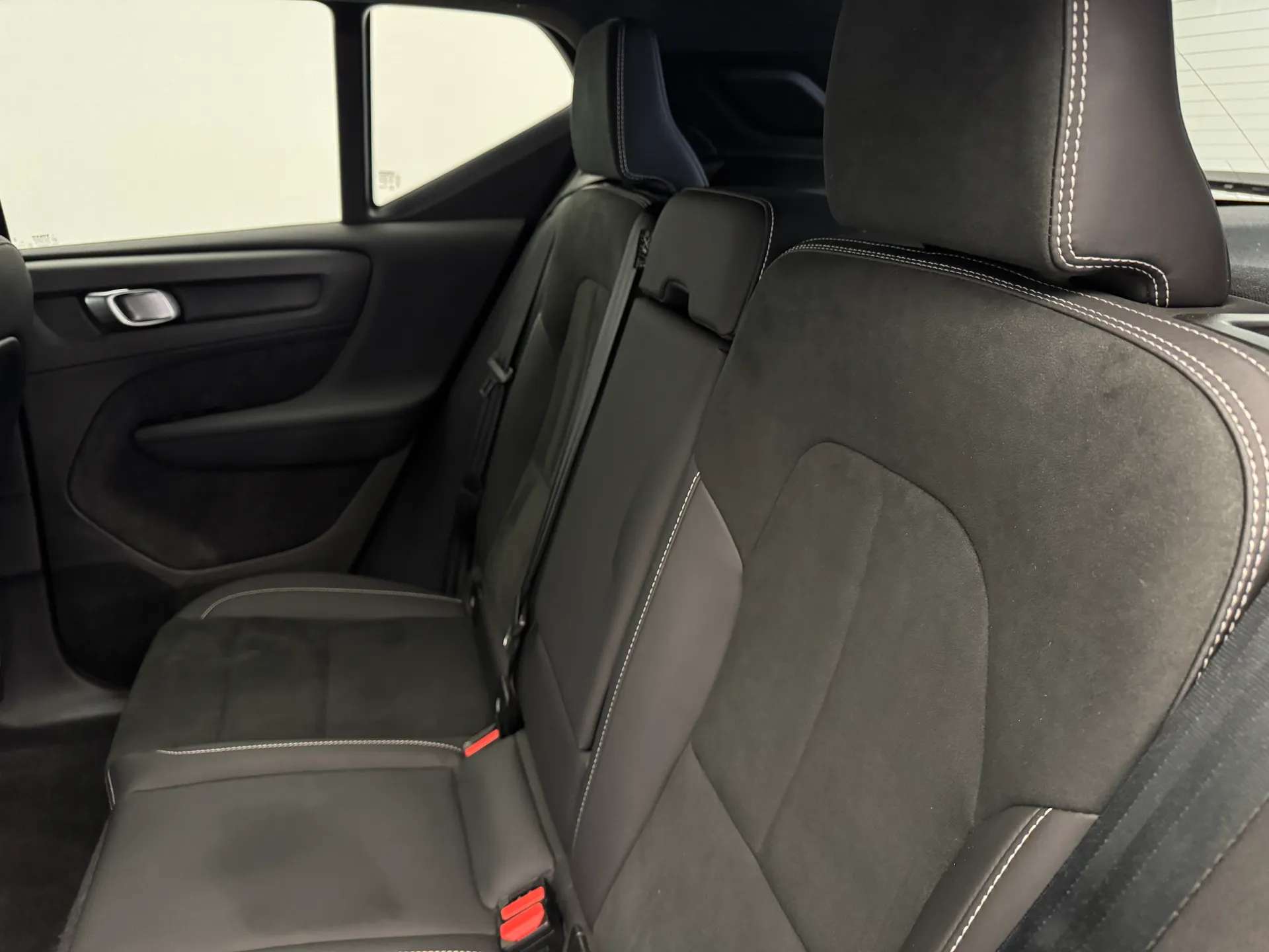 2025 VOLVO XC40 2025 VOLVO XC40