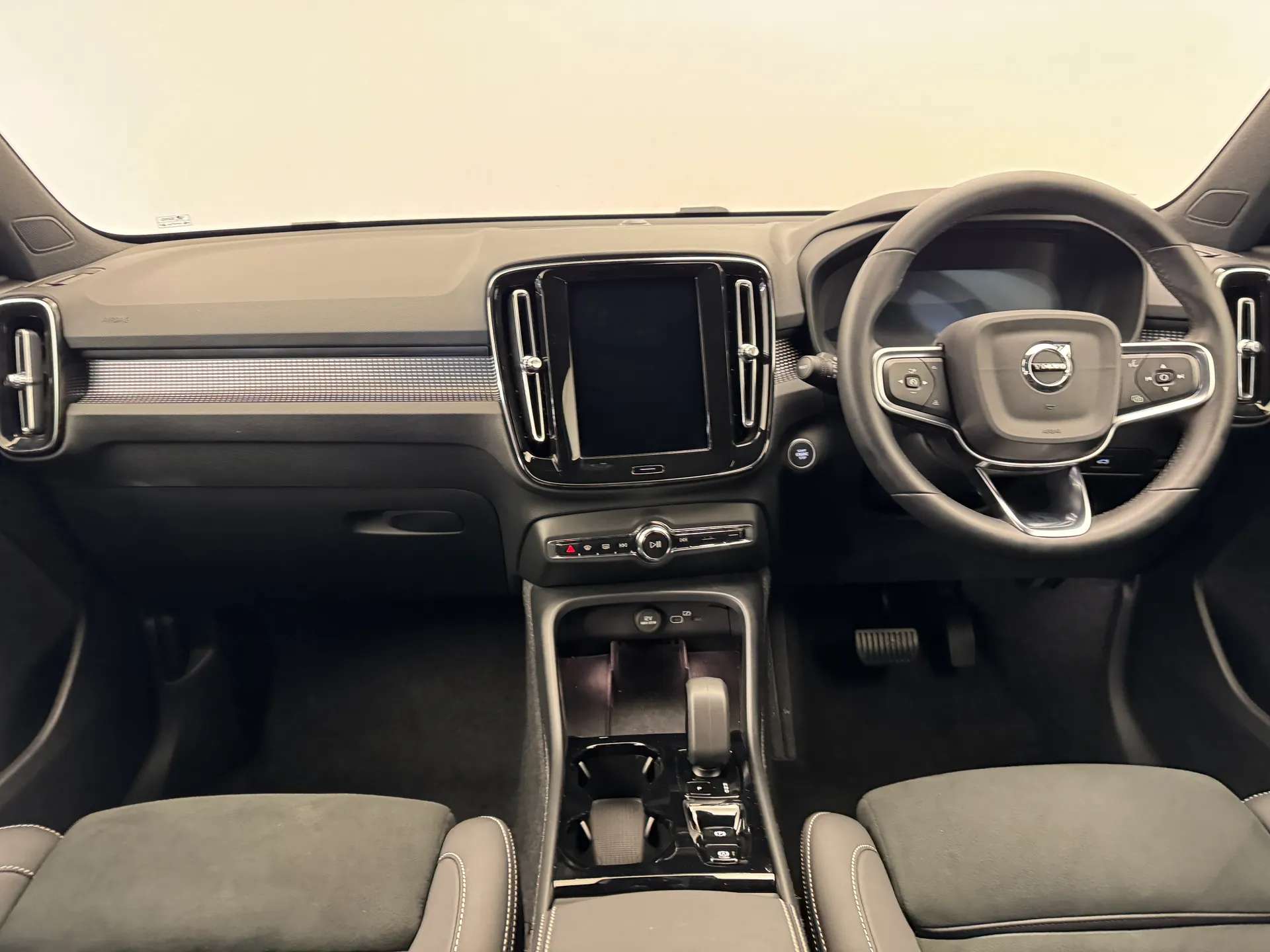 2025 VOLVO XC40 2025 VOLVO XC40