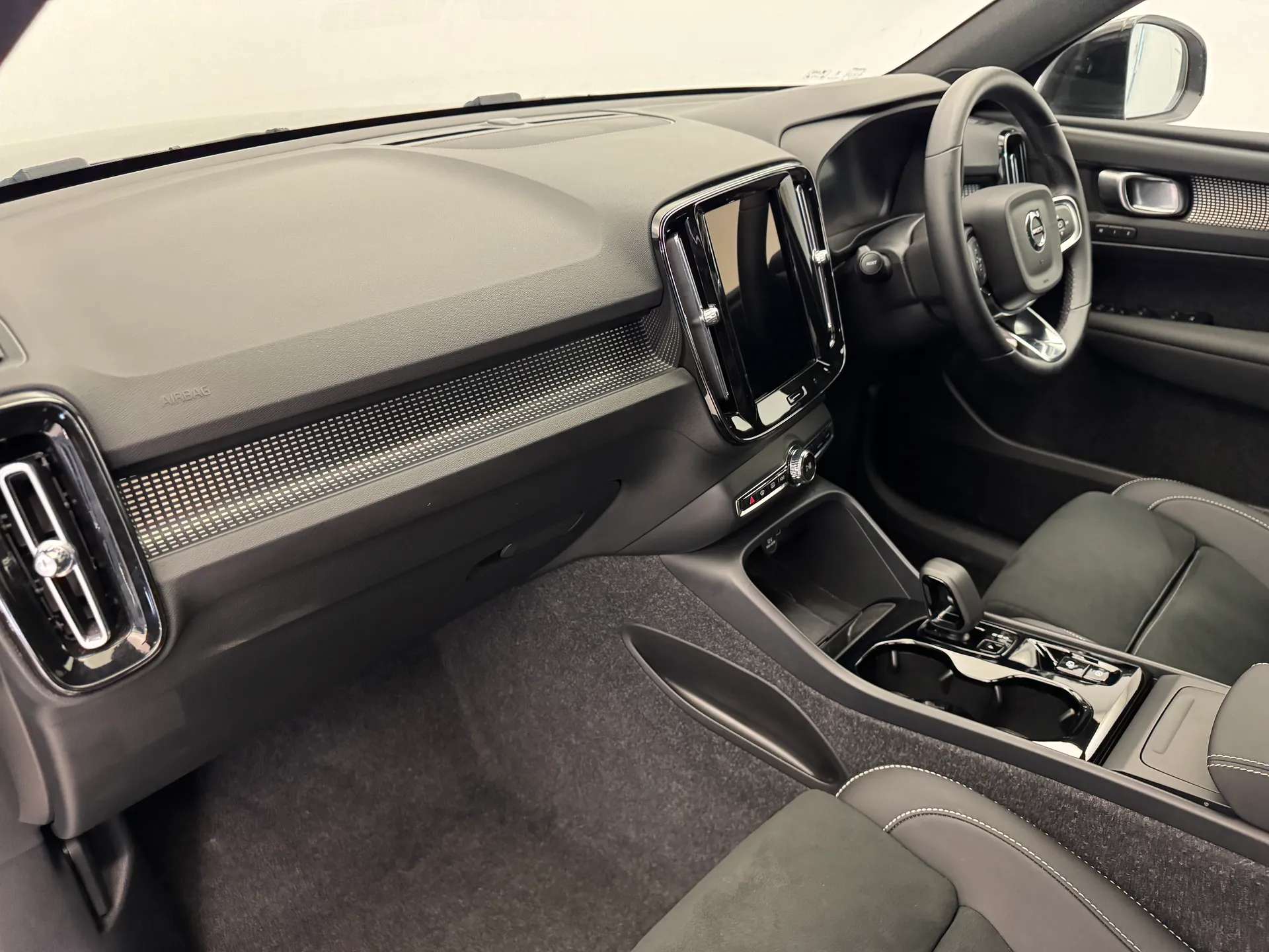 2025 VOLVO XC40 2025 VOLVO XC40