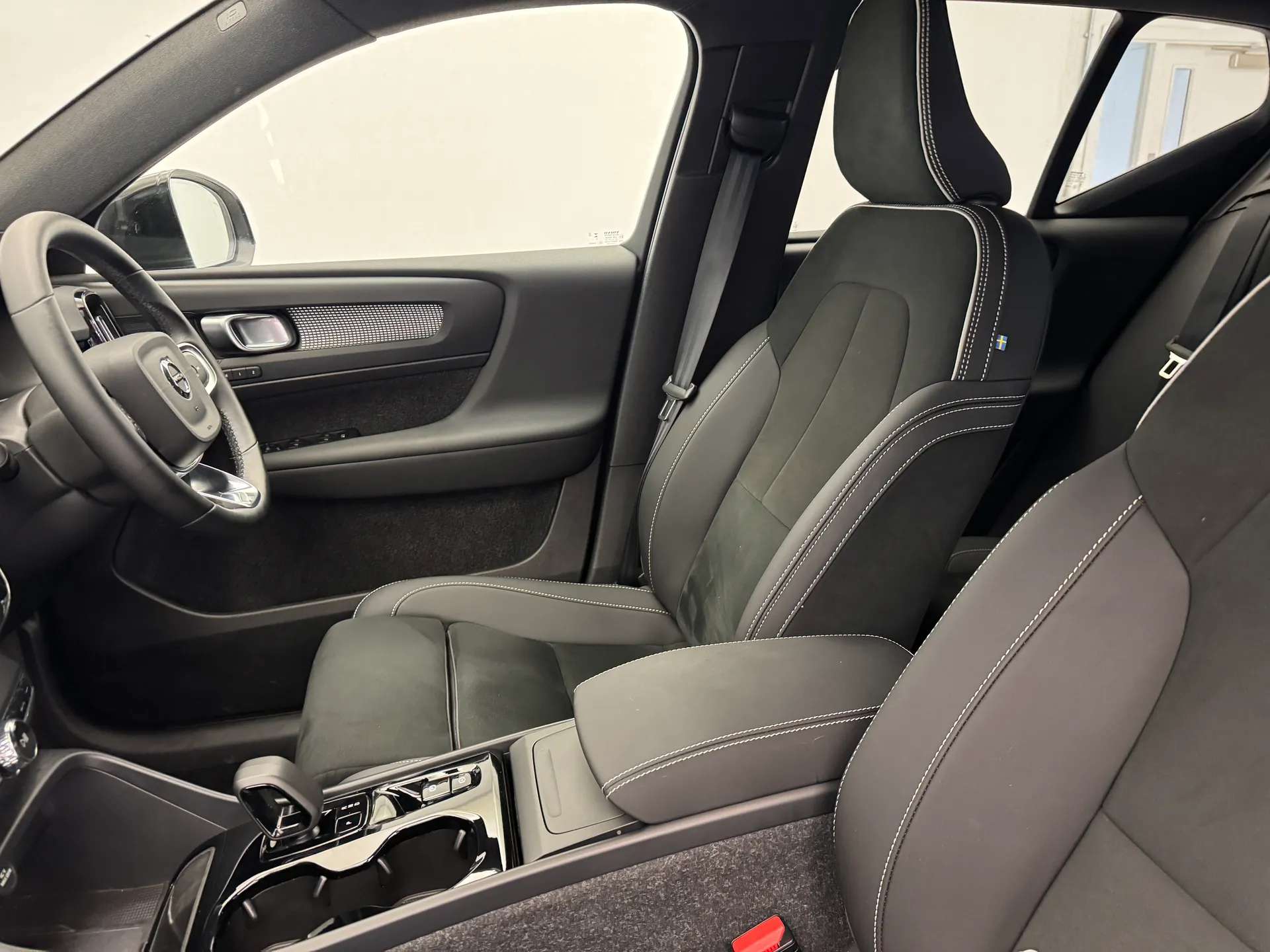 2025 VOLVO XC40 2025 VOLVO XC40