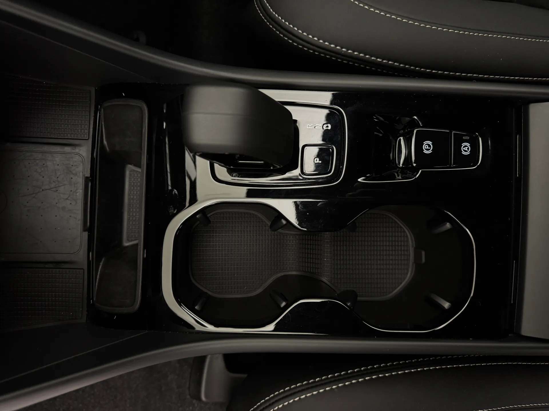 2025 VOLVO XC40 2025 VOLVO XC40