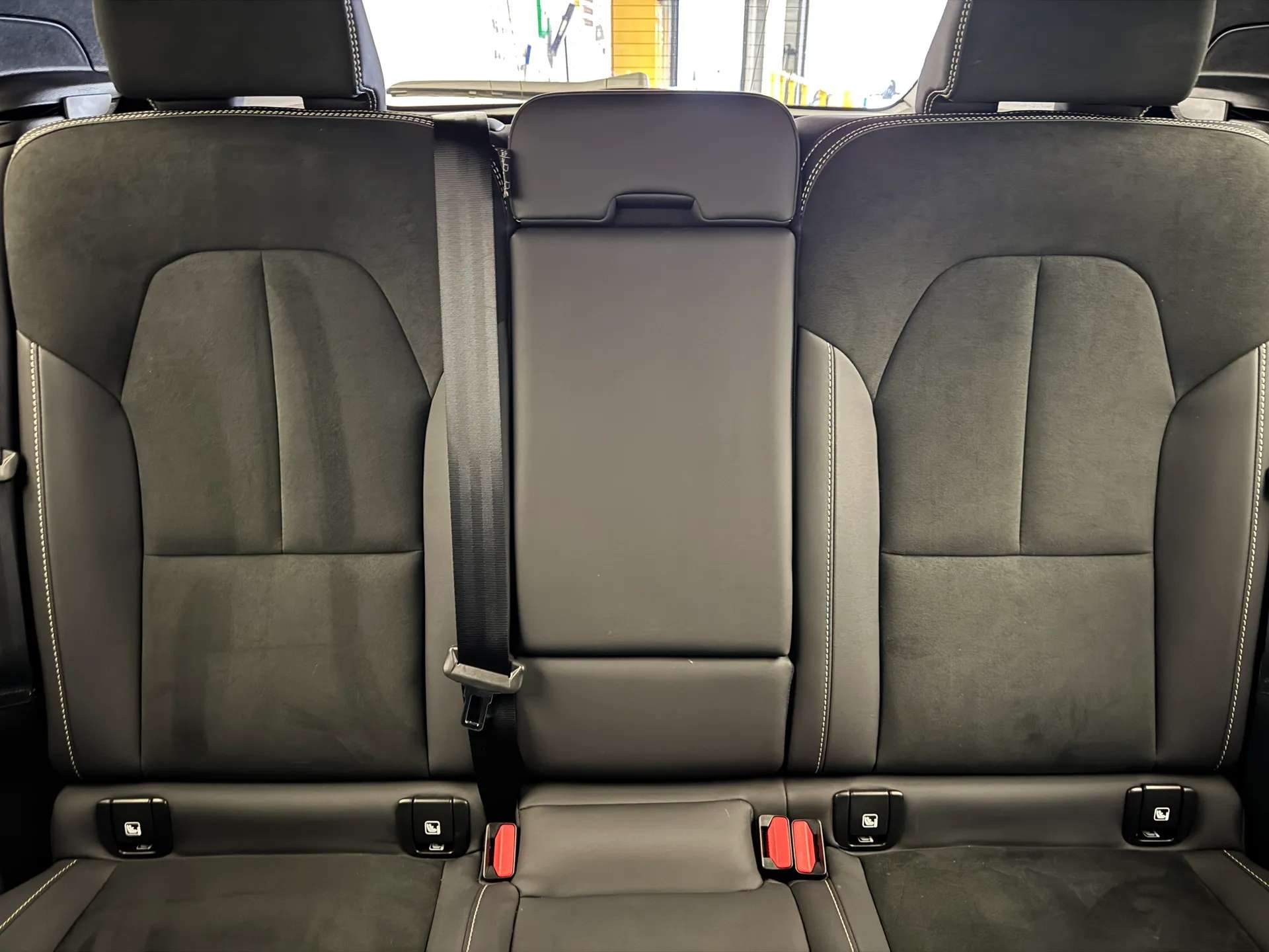 2025 VOLVO XC40 2025 VOLVO XC40