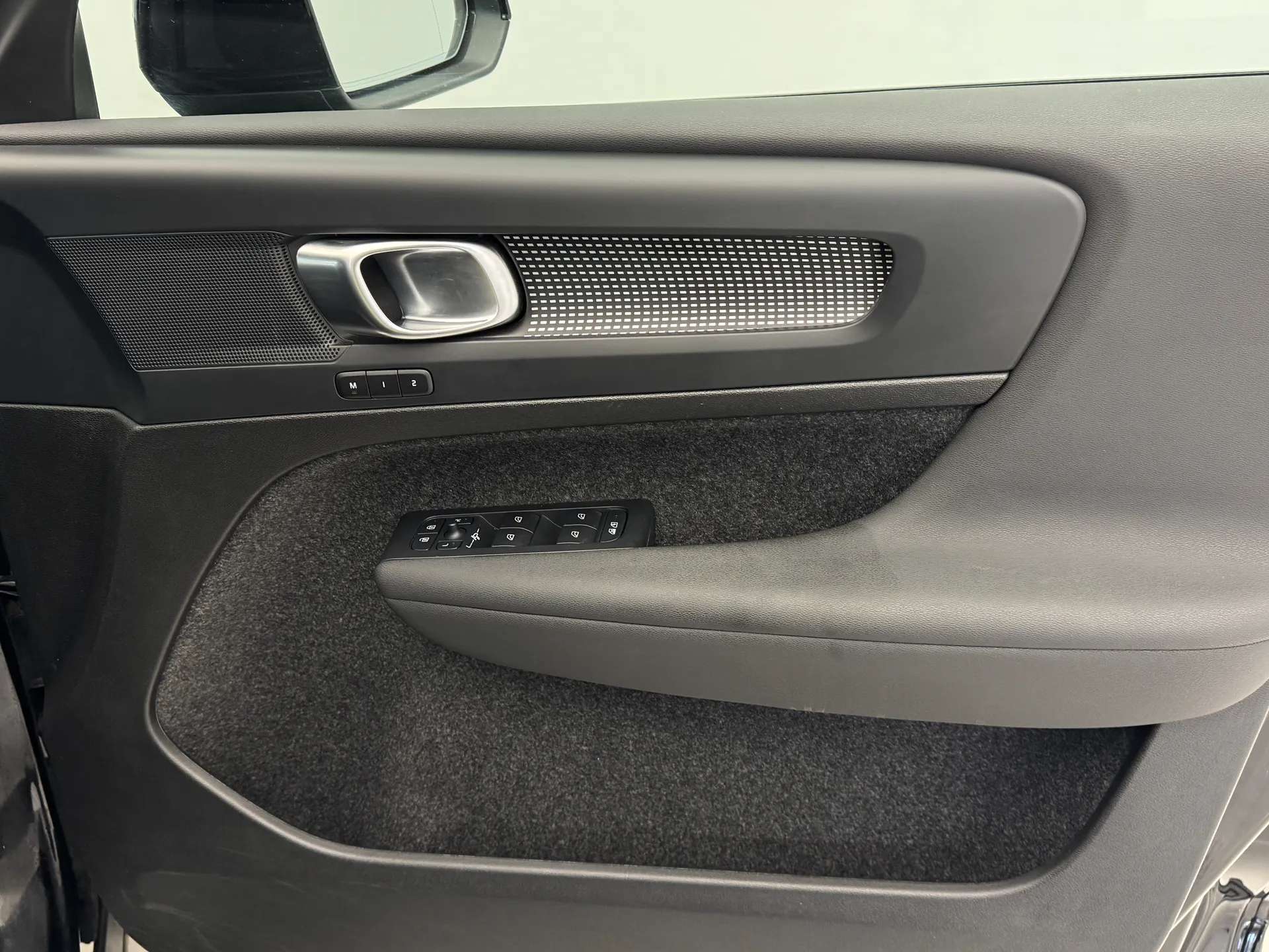 2025 VOLVO XC40 2025 VOLVO XC40