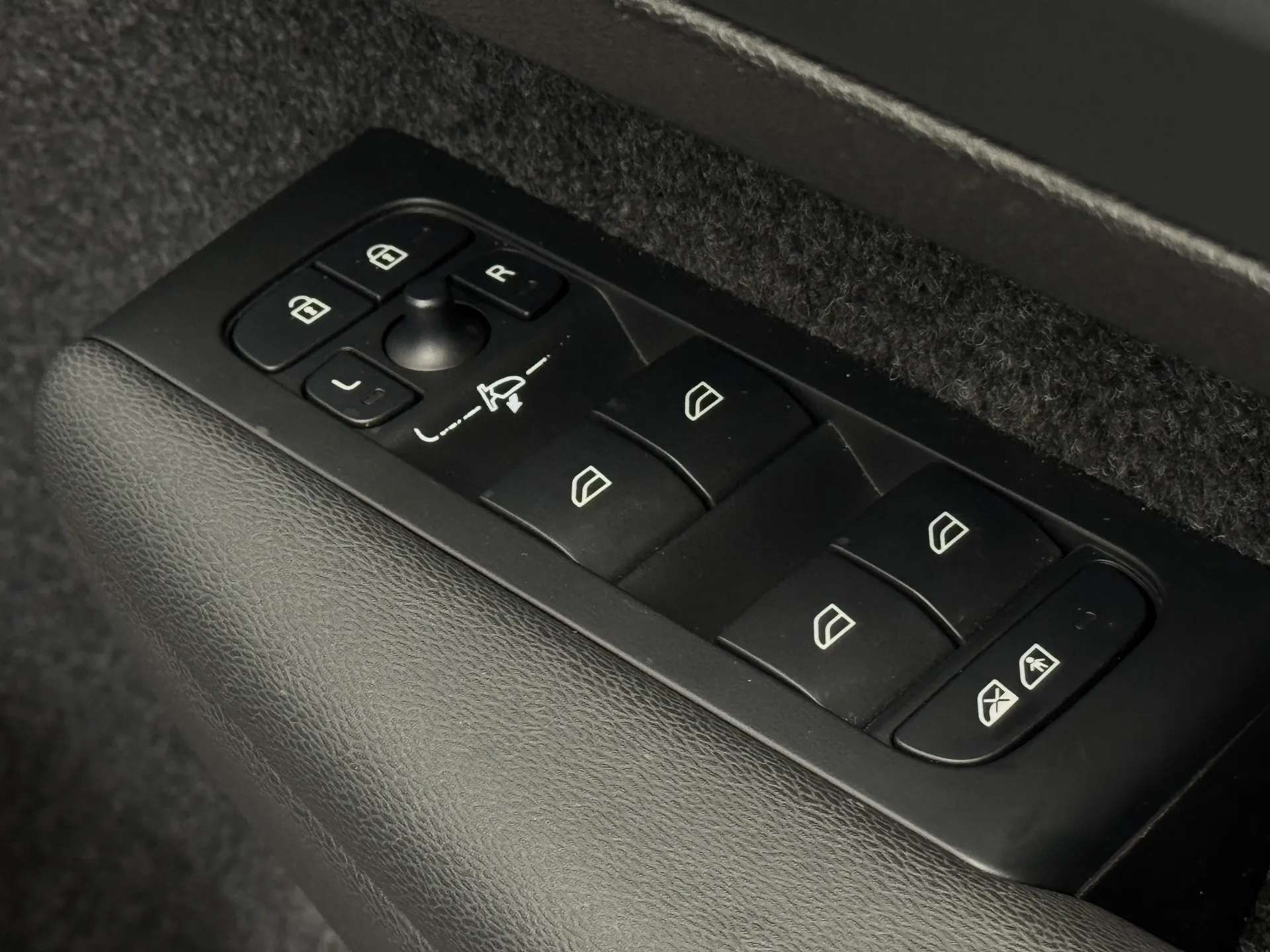 2025 VOLVO XC40 2025 VOLVO XC40