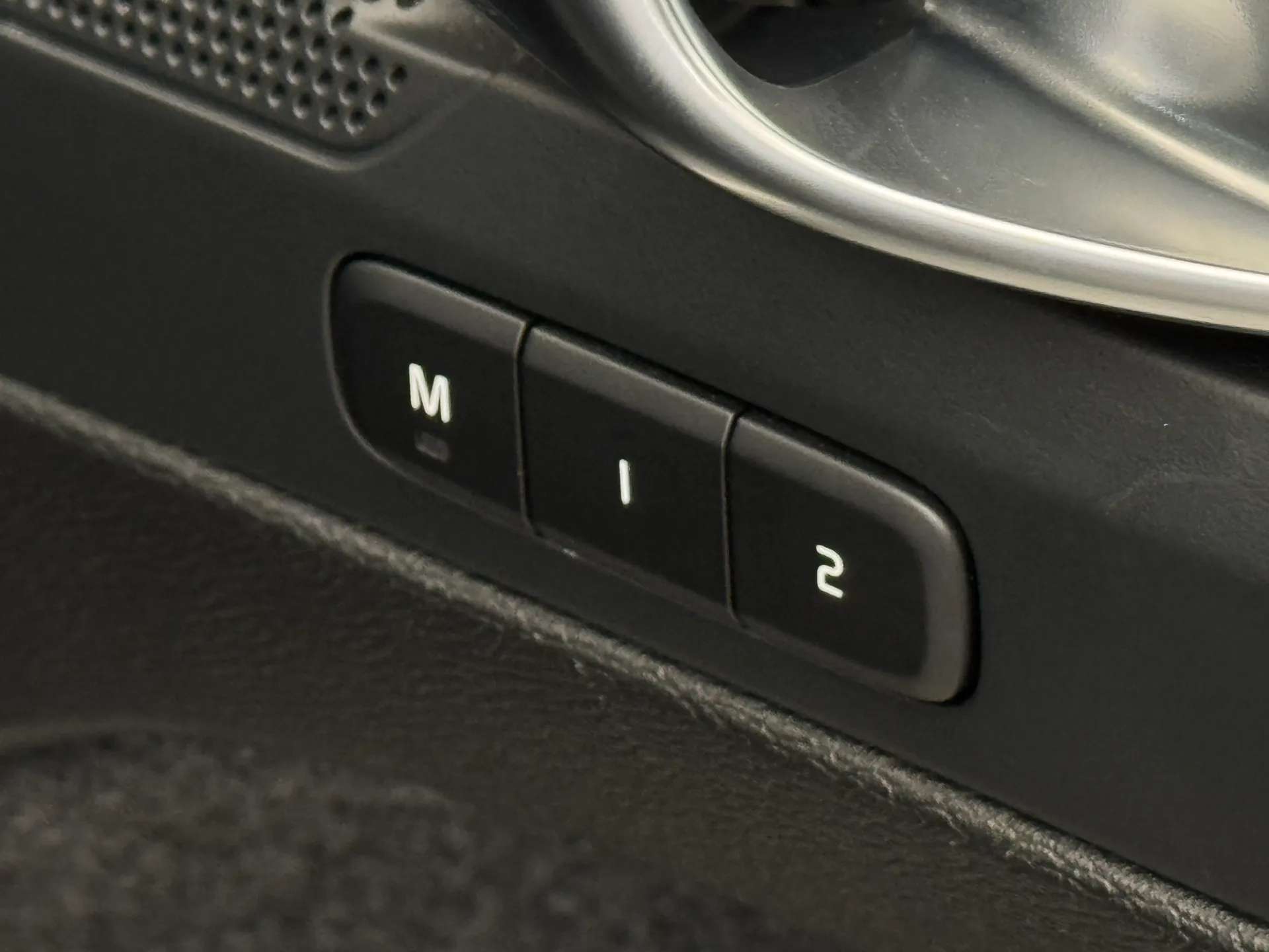 2025 VOLVO XC40 2025 VOLVO XC40