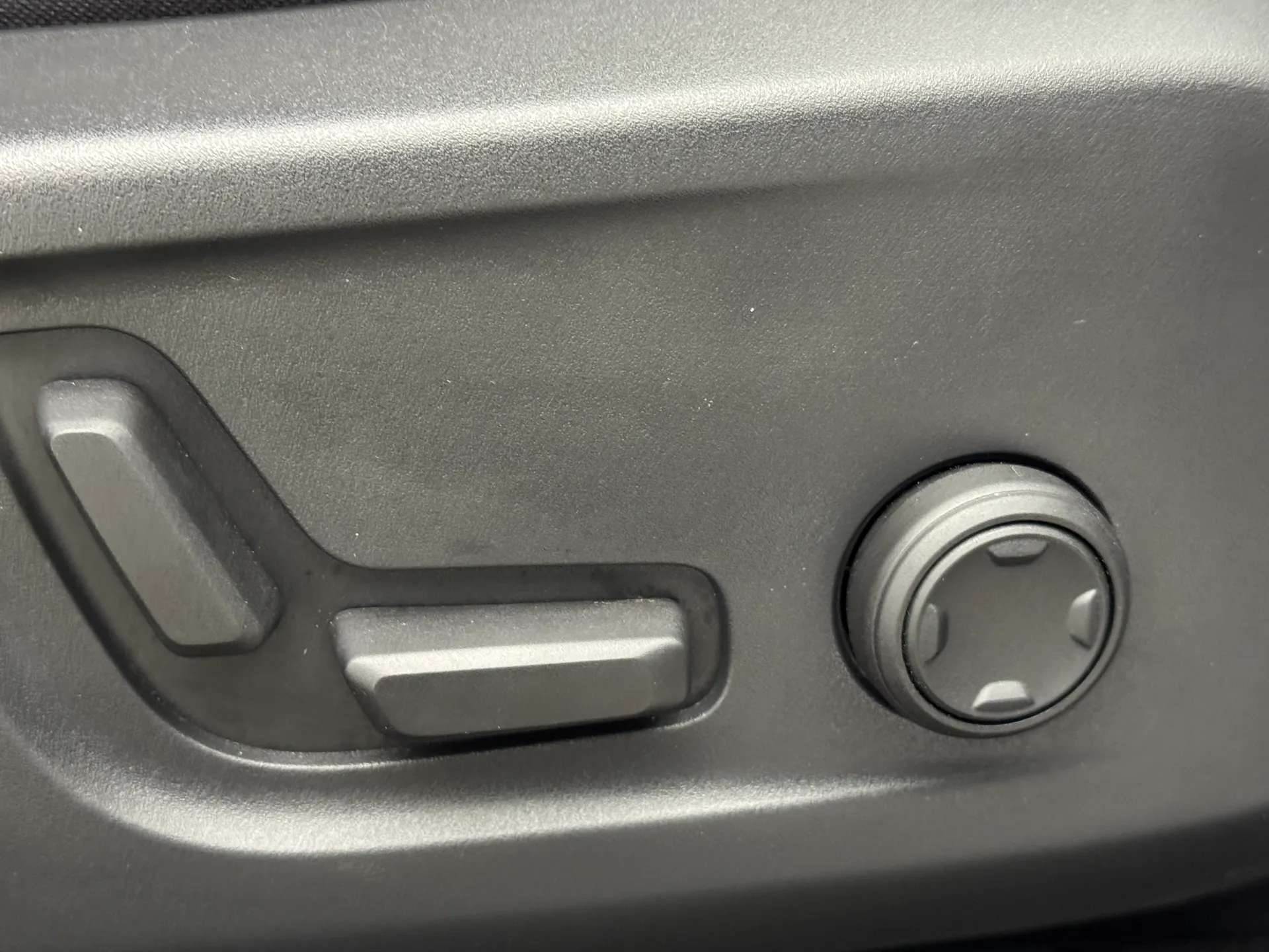 2025 VOLVO XC40 2025 VOLVO XC40