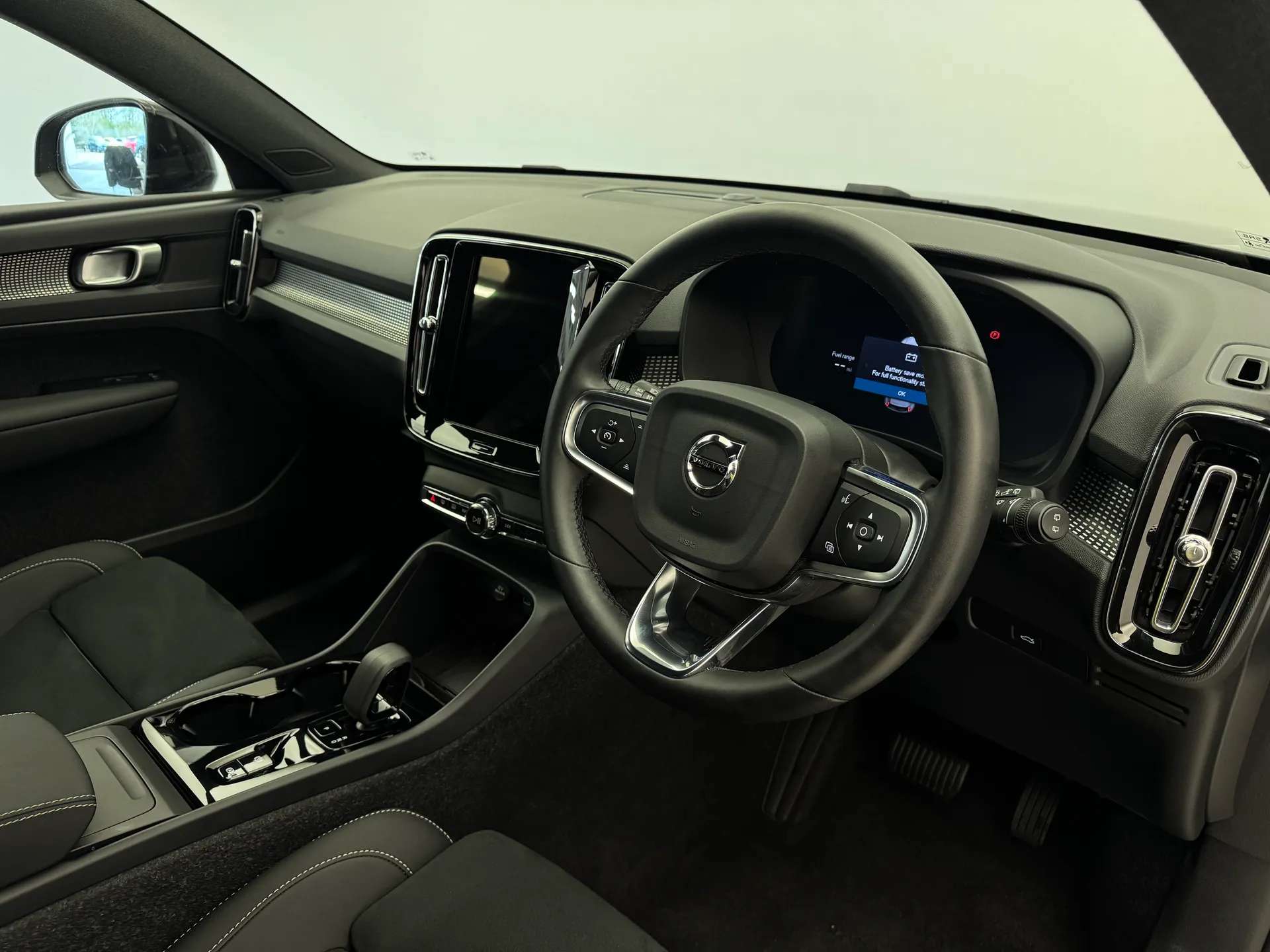 2025 VOLVO XC40 2025 VOLVO XC40