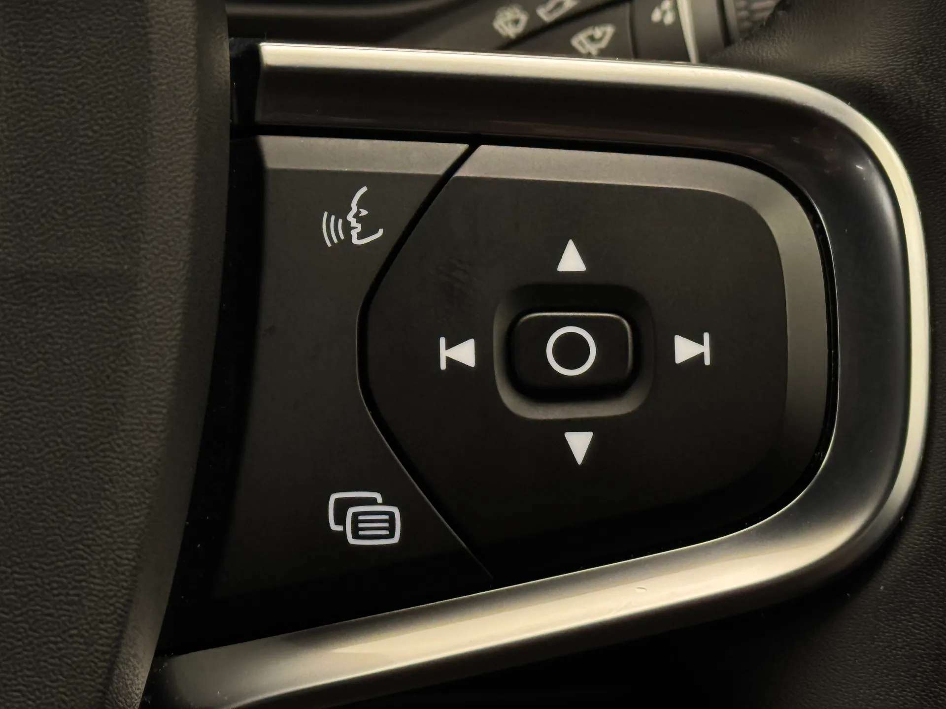 2025 VOLVO XC40 2025 VOLVO XC40