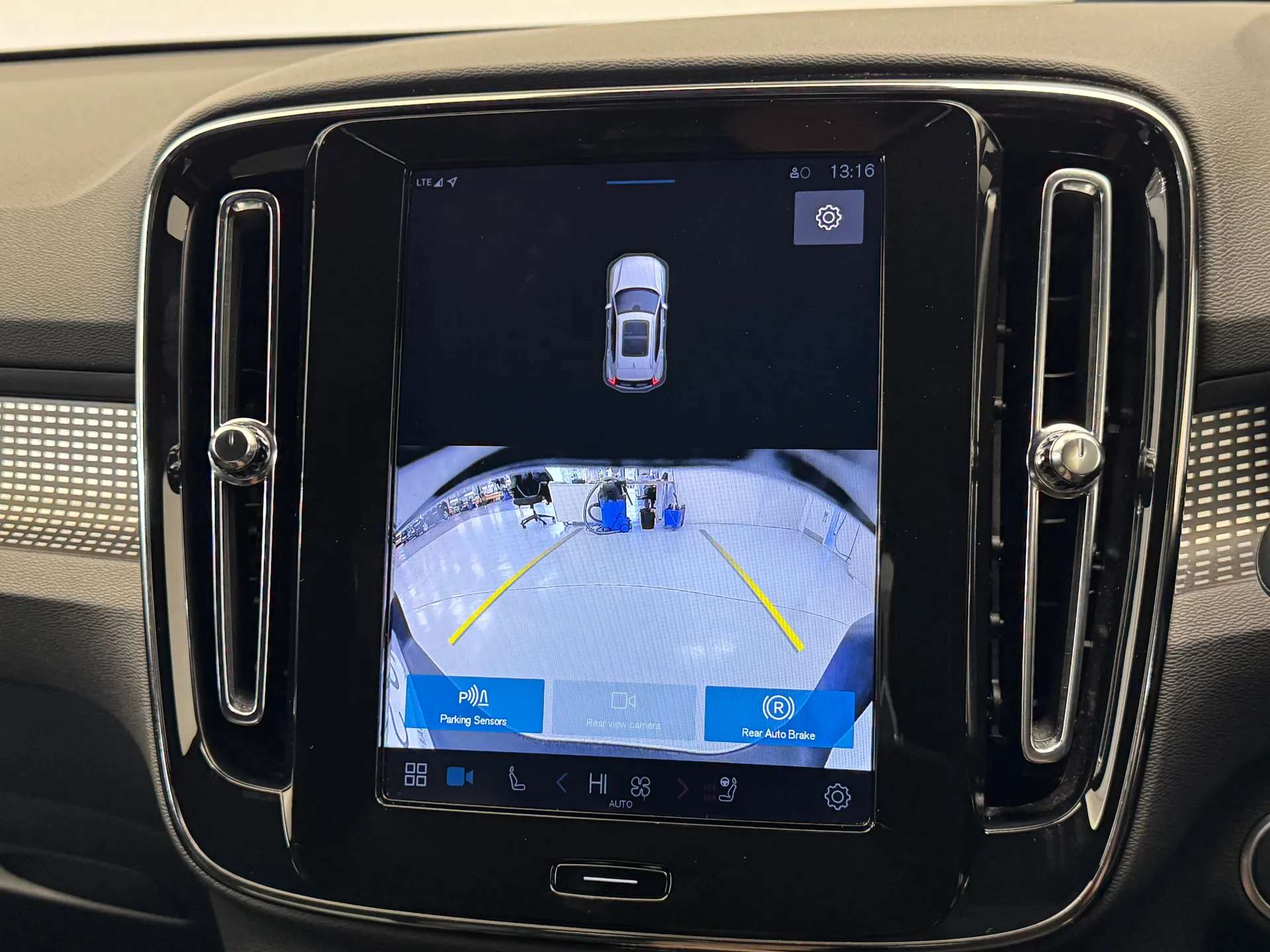 2025 VOLVO XC40 2025 VOLVO XC40