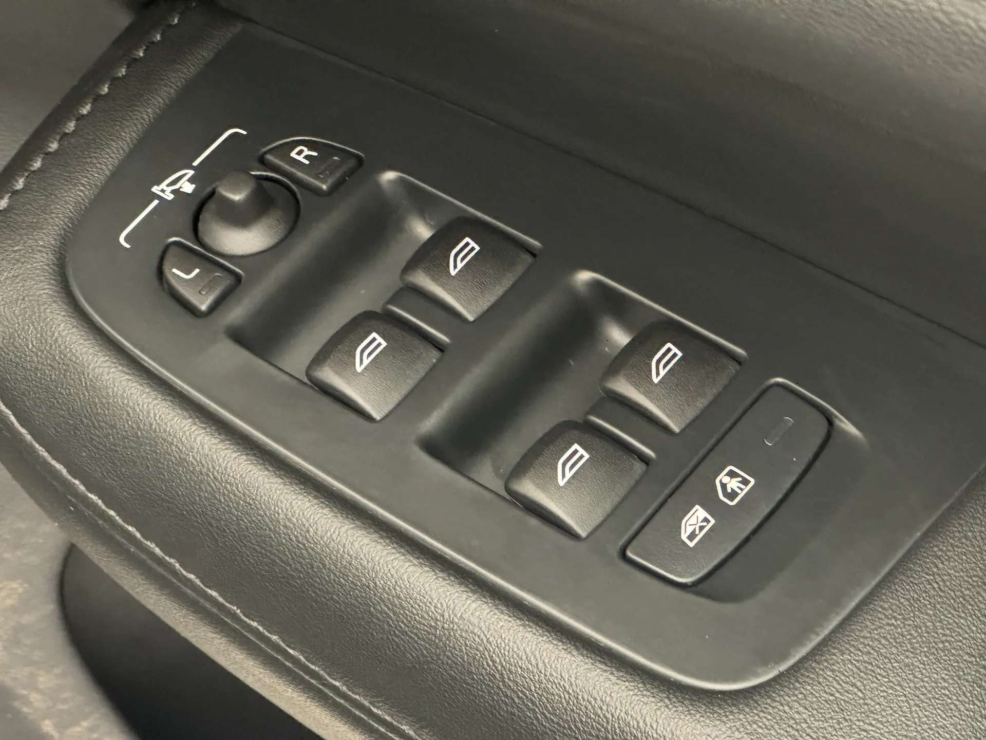 2025 VOLVO V60 2025 VOLVO V60