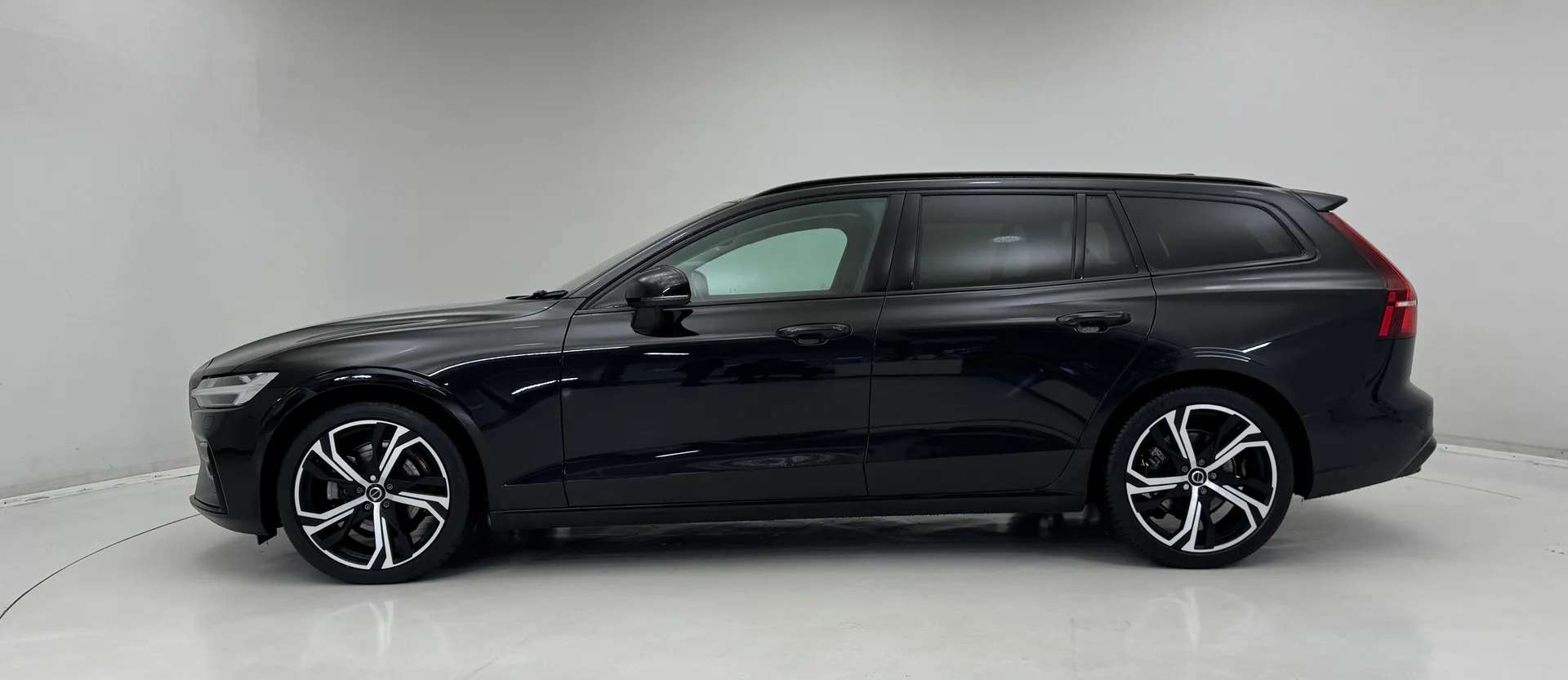 A 2025 VOLVO V60 2.0 B4P Ultra Dark 5dr Auto A 2025 VOLVO V60 2.0 B4P Ultra Dark 5dr Auto