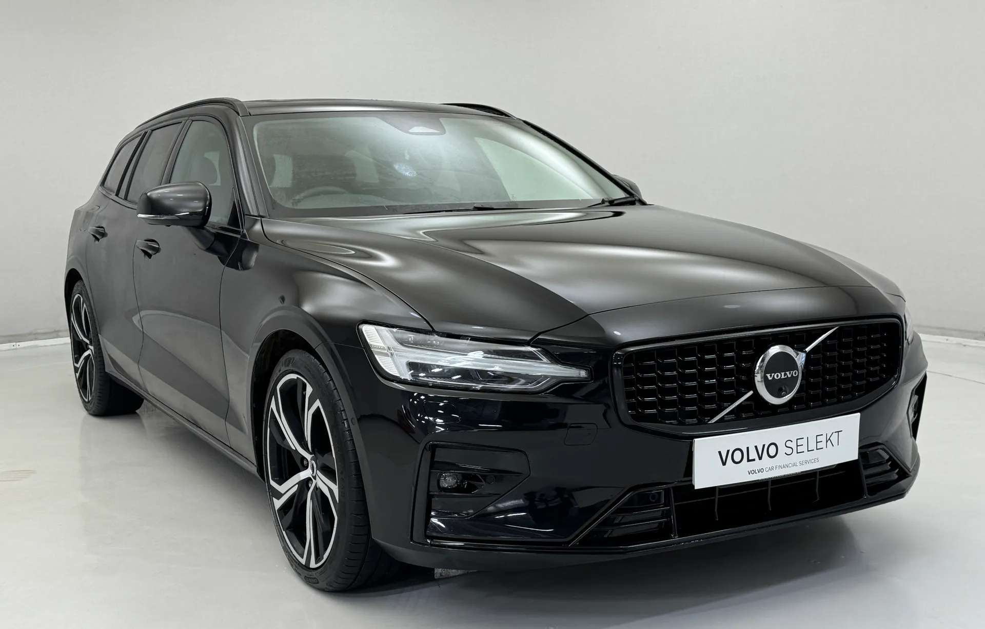 A 2025 VOLVO V60 2.0 B4P Ultra Dark 5dr Auto A 2025 VOLVO V60 2.0 B4P Ultra Dark 5dr Auto