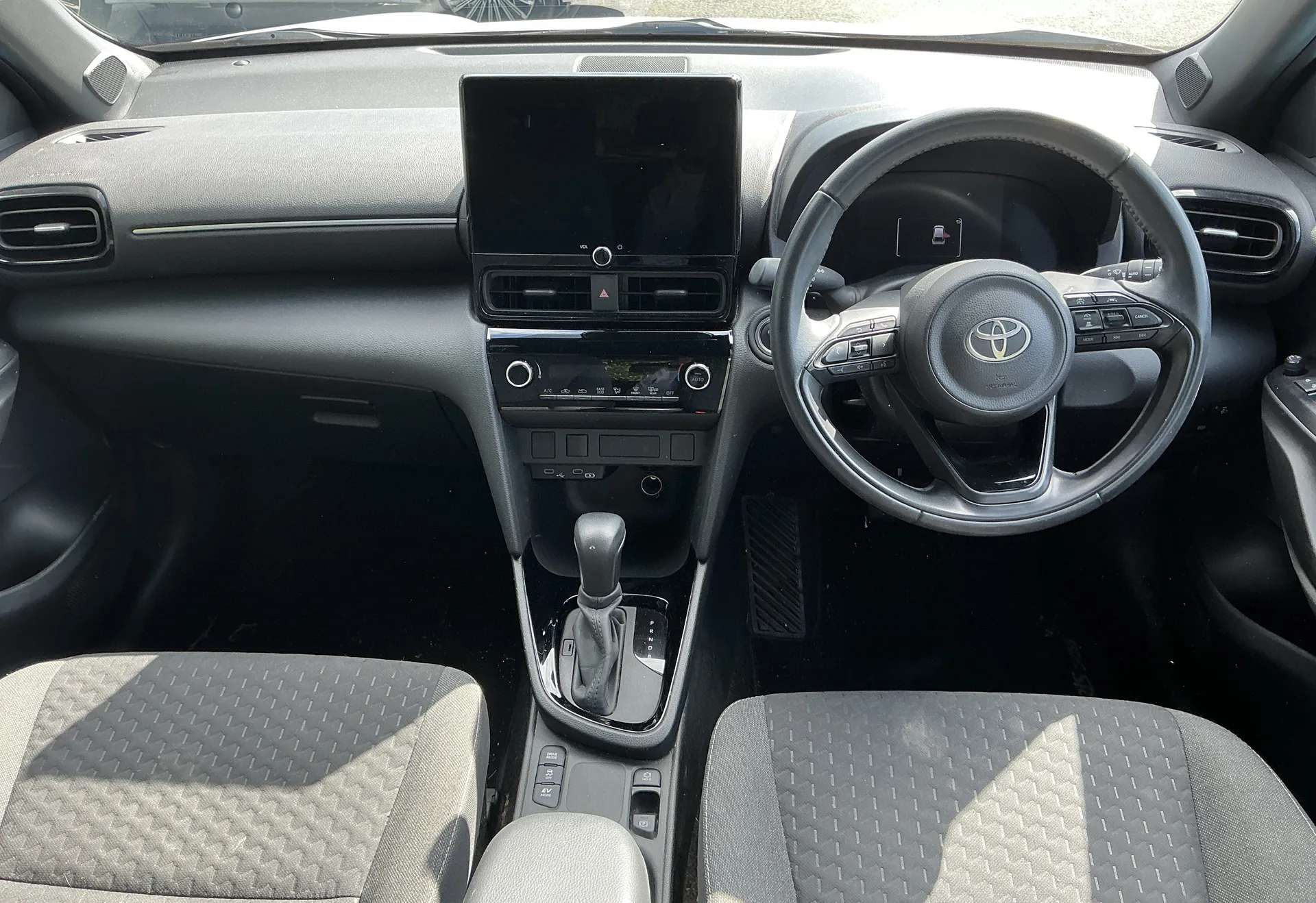 A 2024 TOYOTA YARIS CROSS 1.5 Hybrid Design 5dr CVT A 2024 TOYOTA YARIS CROSS 1.5 Hybrid Design 5dr CVT