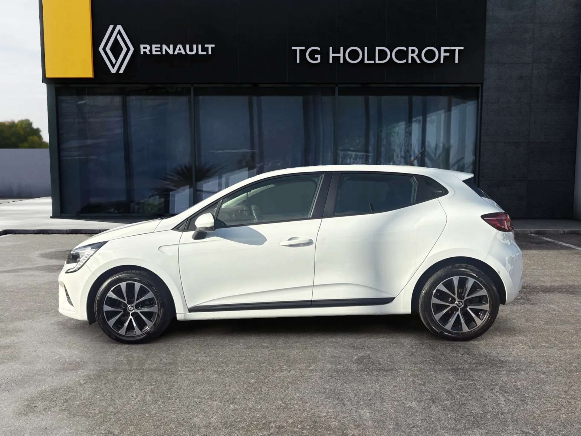 A 2022 RENAULT CLIO 1.0 TCe 90 Iconic Edition 5dr A 2022 RENAULT CLIO 1.0 TCe 90 Iconic Edition 5dr
