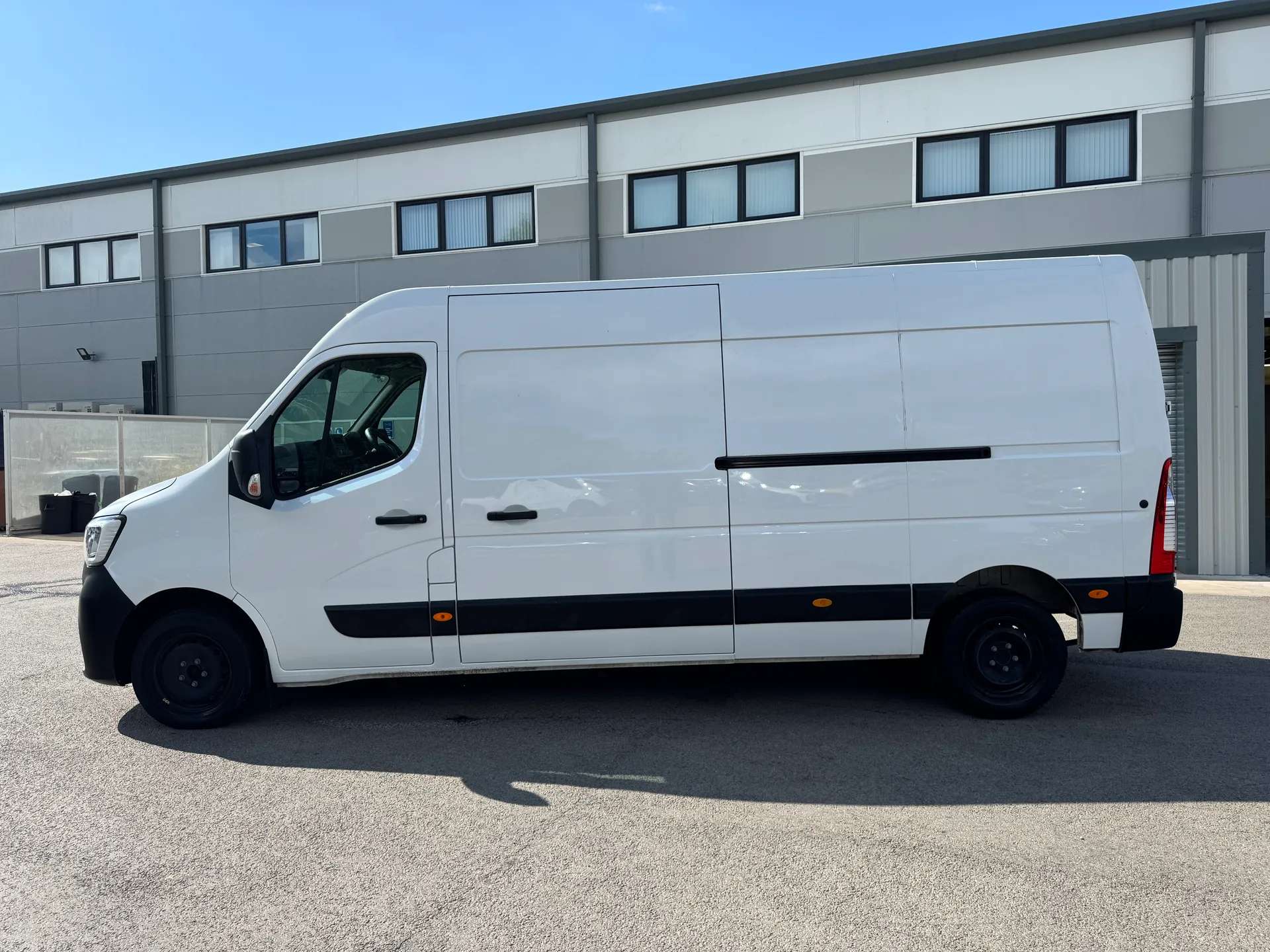A 2023 RENAULT MASTER LM35dCi 135 Business+ Medium Roof Van A 2023 RENAULT MASTER LM35dCi 135 Business+ Medium Roof Van
