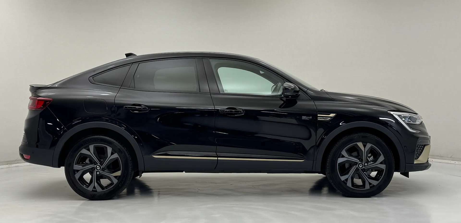 A 2023 RENAULT ARKANA 1.6 E-Tech full hybrid 145 Engineered 5dr Auto A 2023 RENAULT ARKANA 1.6 E-Tech full hybrid 145 Engineered 5dr Auto