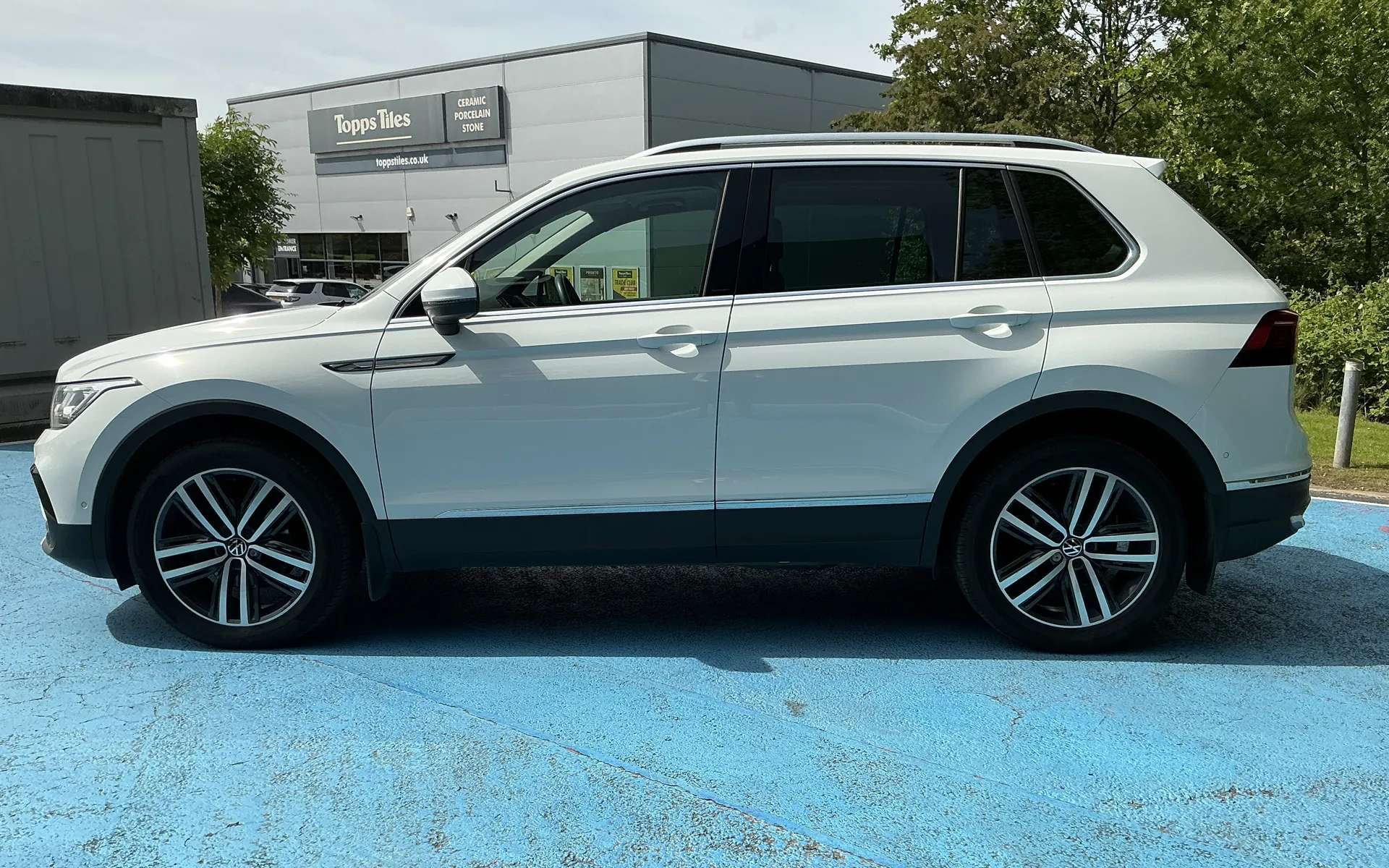 A 2021 VOLKSWAGEN TIGUAN 2.0 TDI 4Motion Elegance 5dr DSG A 2021 VOLKSWAGEN TIGUAN 2.0 TDI 4Motion Elegance 5dr DSG