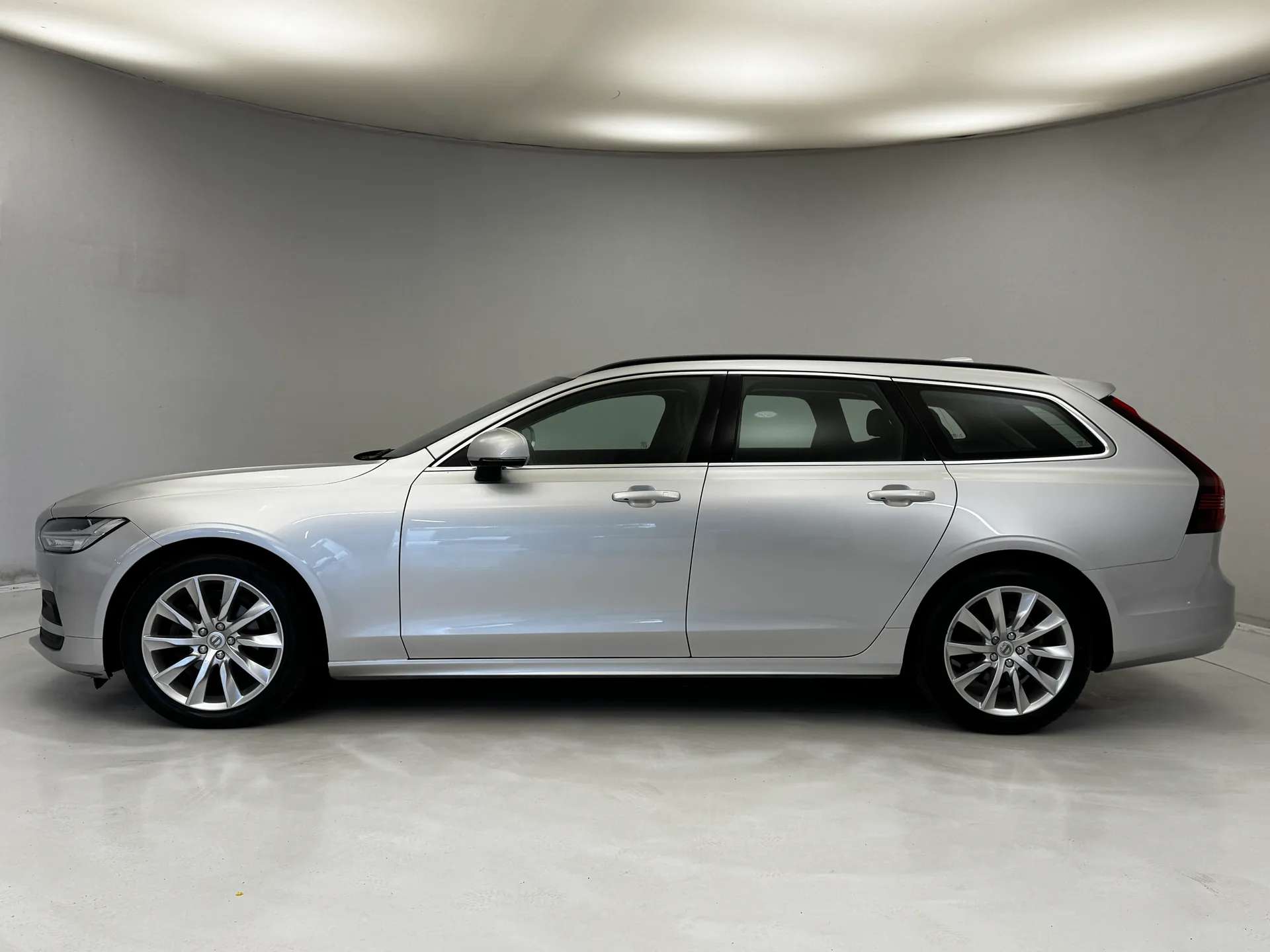A 2022 VOLVO V90 2.0 B4P Momentum 5dr Auto A 2022 VOLVO V90 2.0 B4P Momentum 5dr Auto