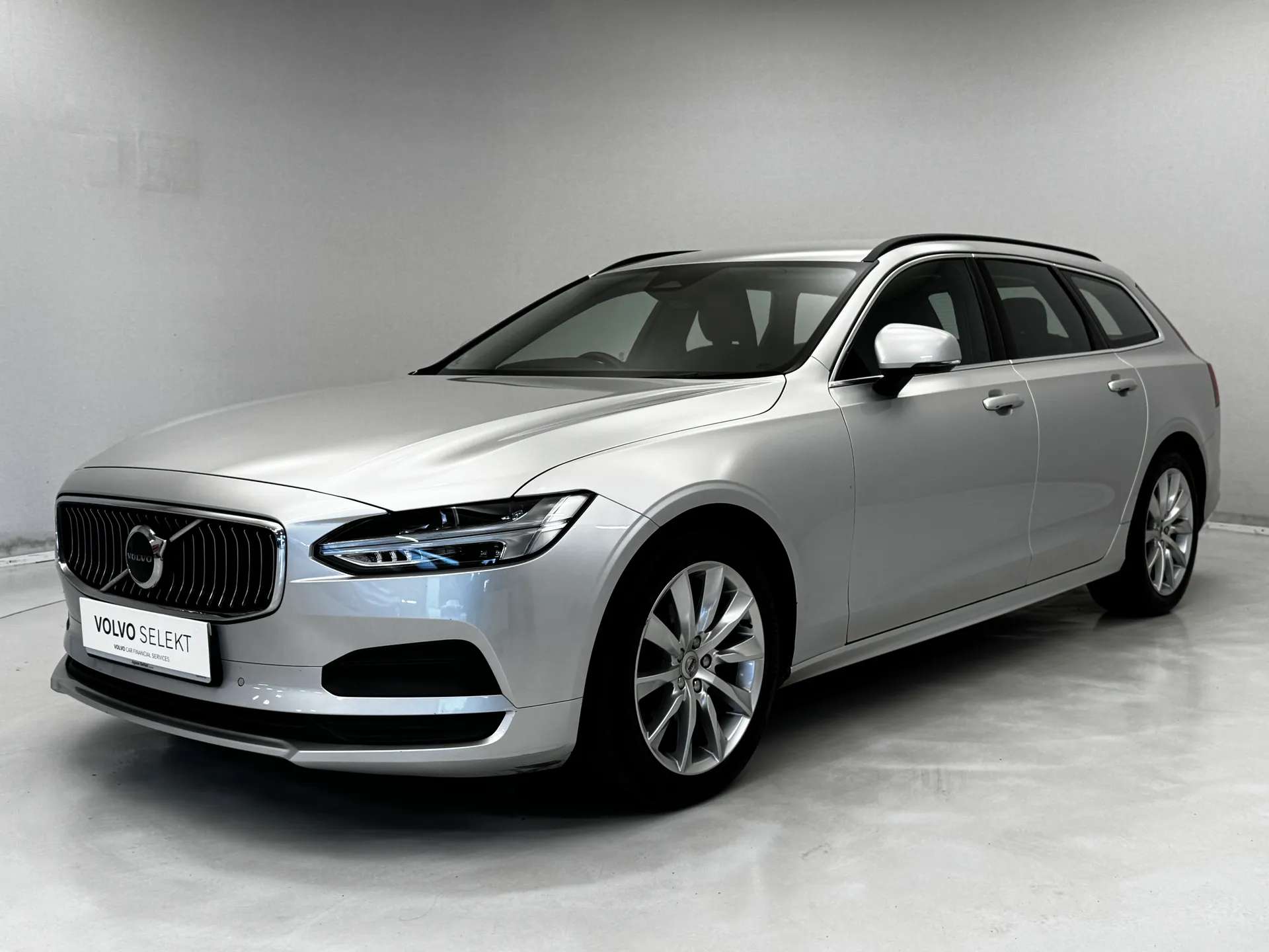 A 2022 VOLVO V90 2.0 B4P Momentum 5dr Auto A 2022 VOLVO V90 2.0 B4P Momentum 5dr Auto